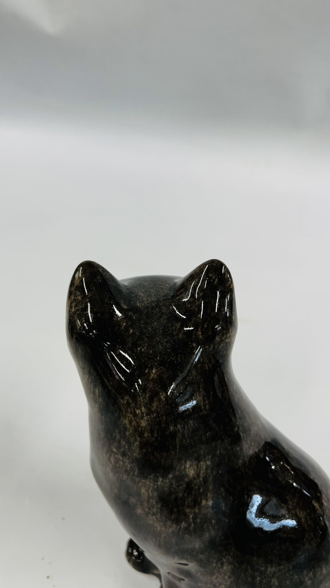 A HANDCRAFTED WINSTANLEY NO.4 SEATED CAT FIGURE - HEIGHT 24CM. - Bild 5 aus 6