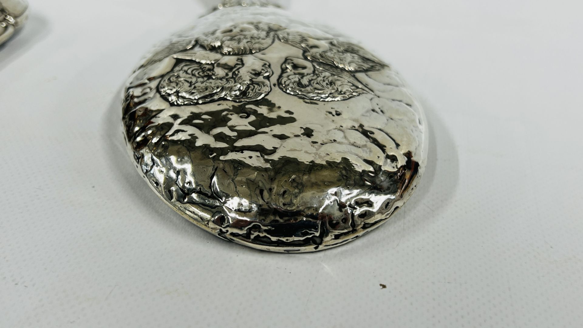 A SILVER MOUNTED DRESSING MIRROR & BUTTON HOOOK DEPICTING ANGELS, BIRMINGHAM ASSAY. - Image 6 of 11