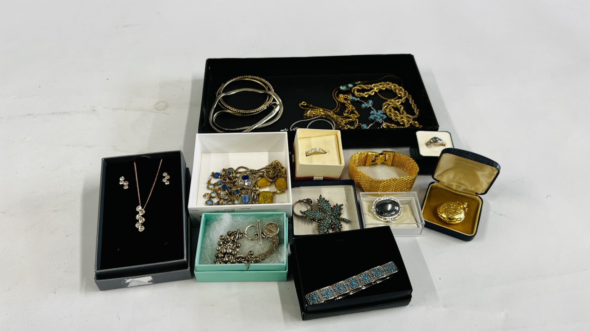 A BOX OF MIXED SILVER AND DRESS JEWELLERY.