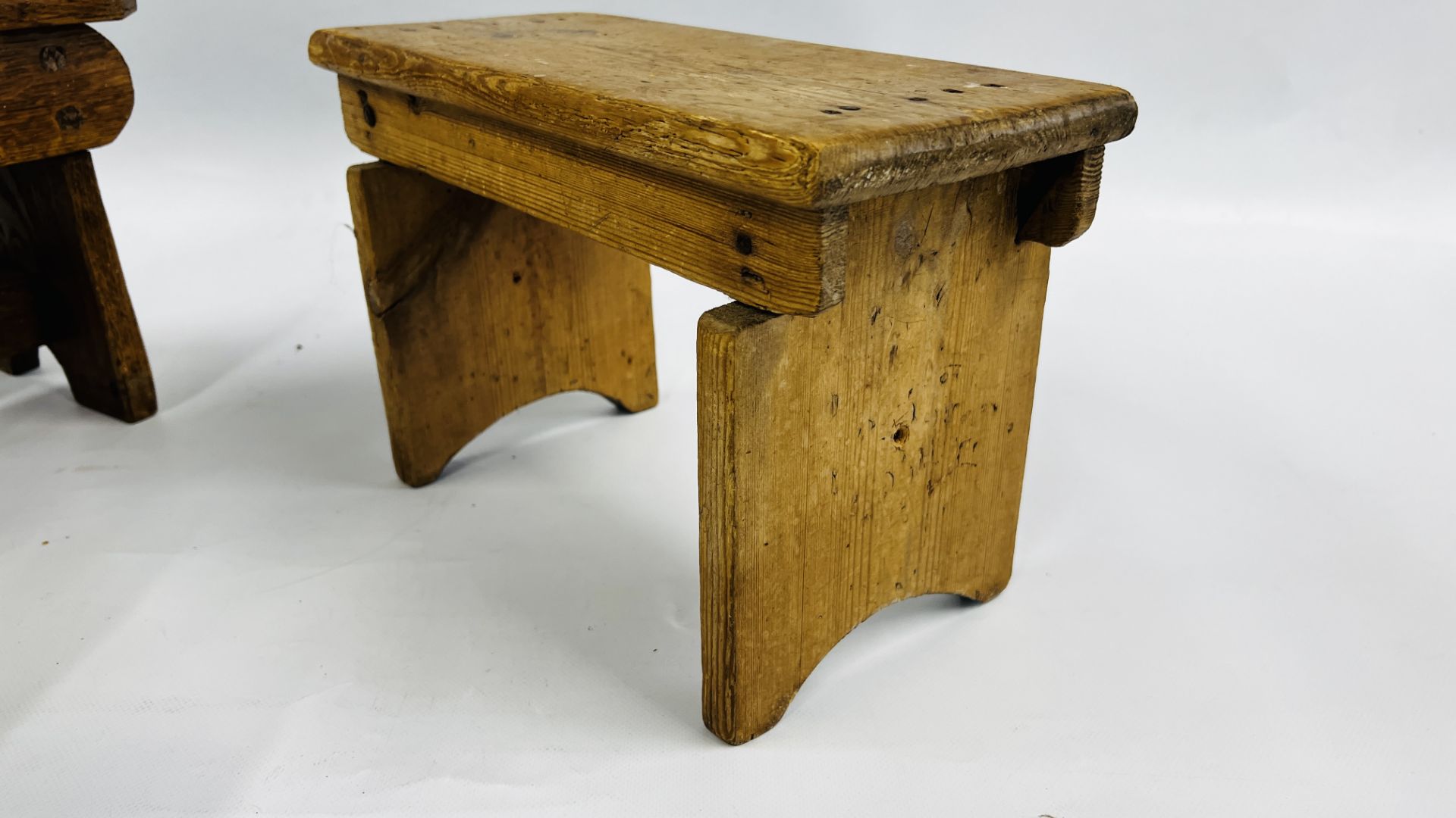 A GROUP OF 3 VINTAGE LOW/MILKING STOOLS TO INCLUDE A SOLID OAK EXAMPLE (VARIOUS SIZES). - Image 4 of 10