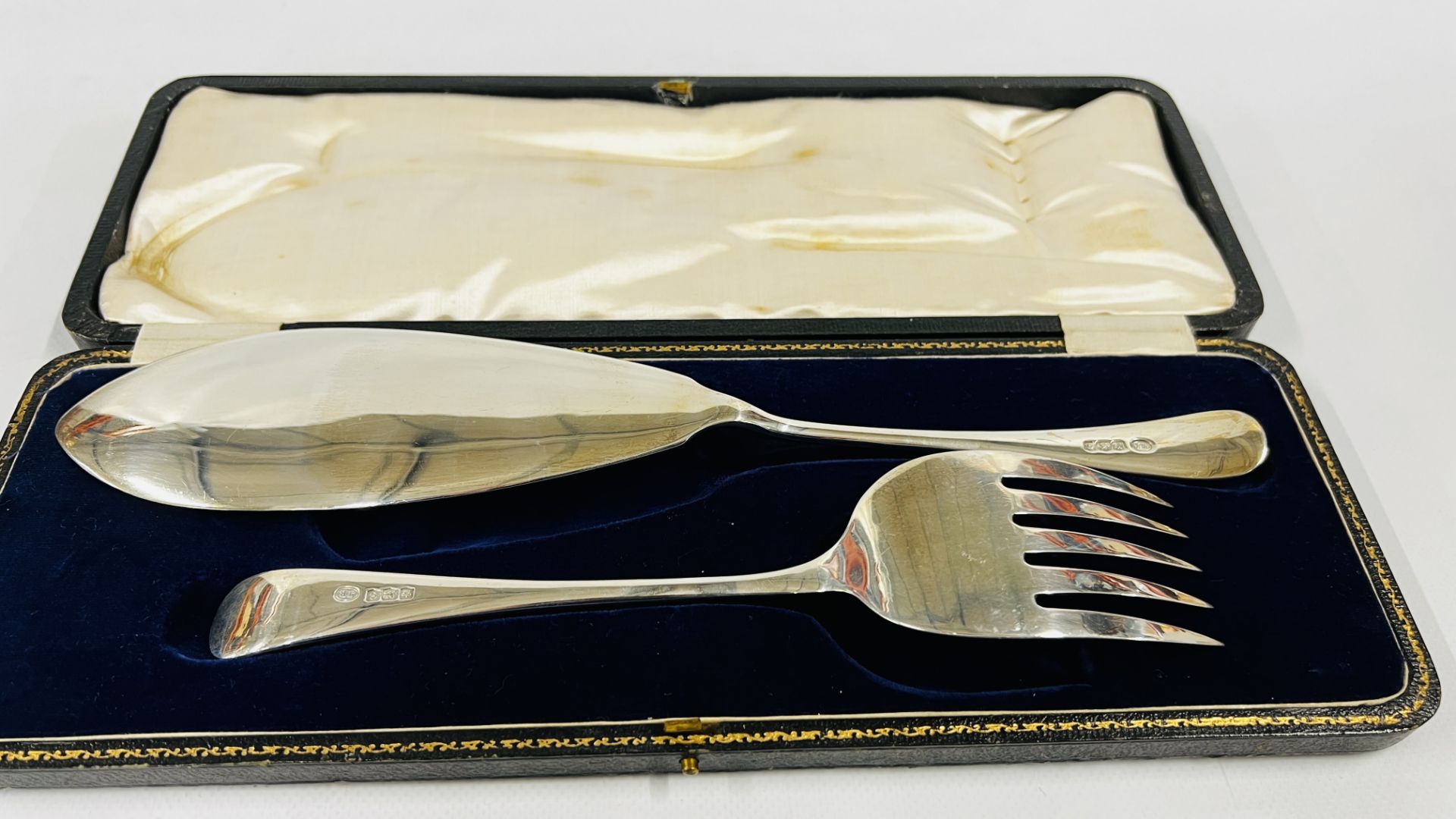 A CASED SET OF SILVER FISH SERVERS IN A VELVET LINED BOX, SHEFFIELD ASSAY 1922, 1921 J.R. - Image 5 of 7