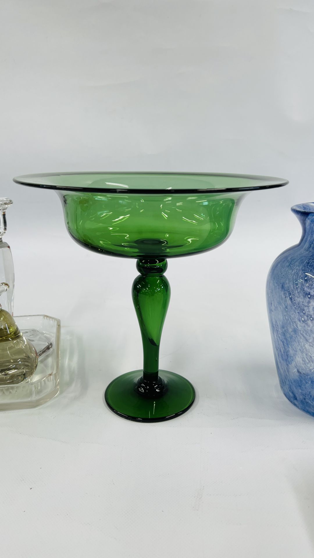 A GROUP OF GLASSWARE TO INCLUDE A GREEN GLASS TAZZA H 23. - Image 5 of 7