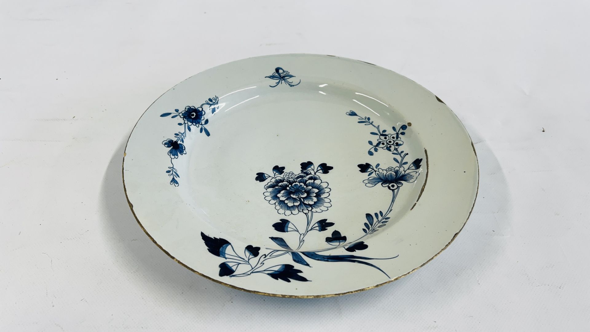 ENGLISH DELFT CHARGER C 1750/60, STILT MARKS DIAMETER 34CM.