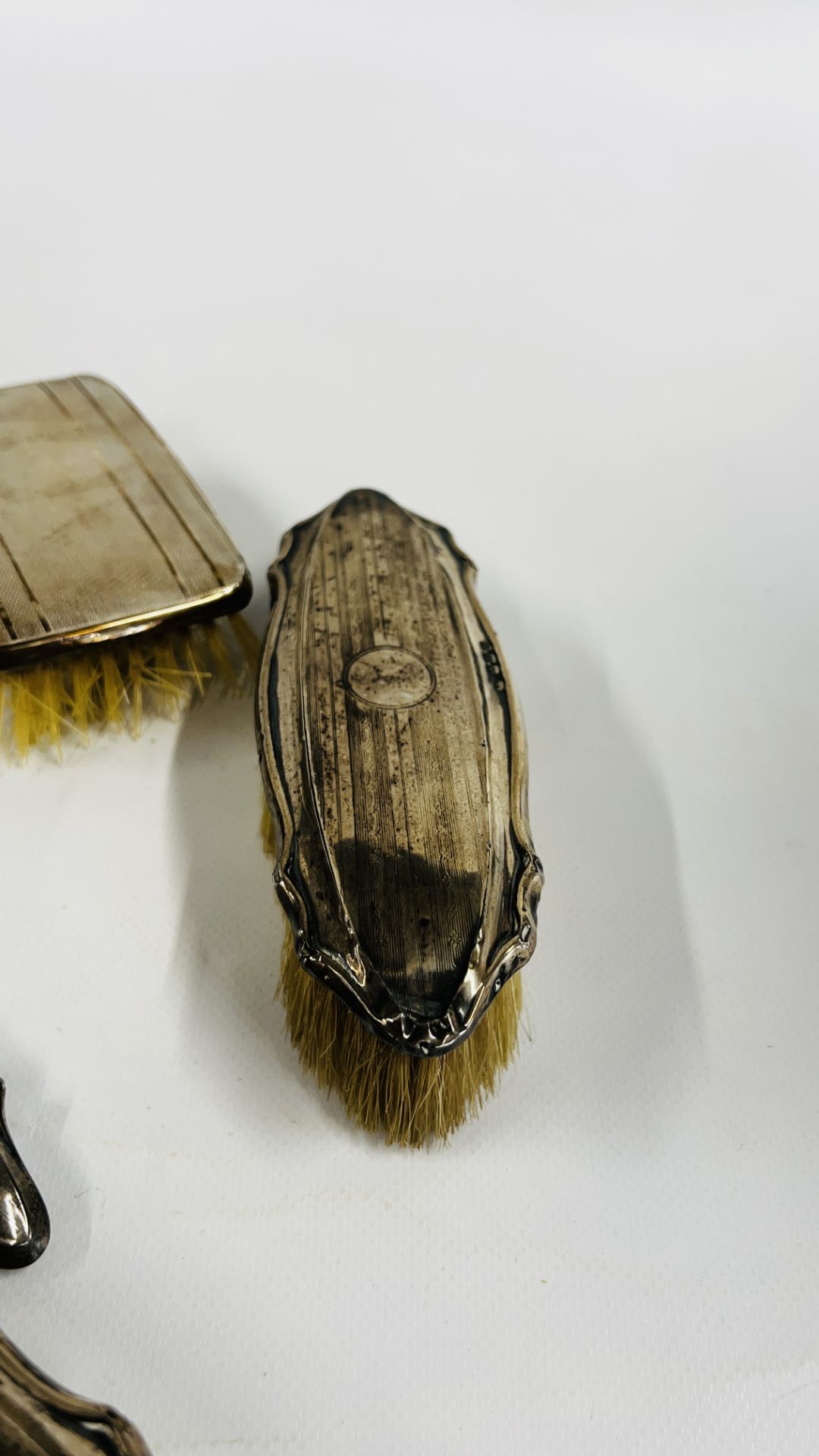 A VINTAGE 5 PIECE SILVER BACKED DRESSING TABLE BRUSH SET ALONG WITH A FURTHER PAIR OF BRUSHES & ONE - Image 4 of 12