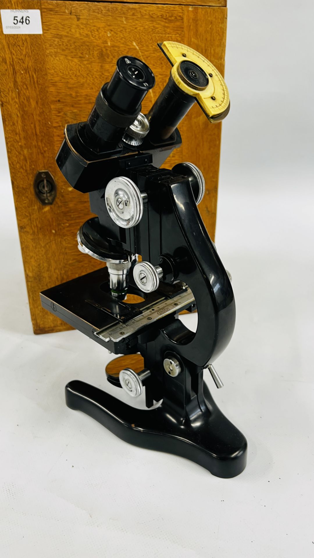 A VINTAGE CASED MICROSCOPE MARKED "WETZLAR" - W 26 X D 25.5 X H 40CM. - Bild 4 aus 7