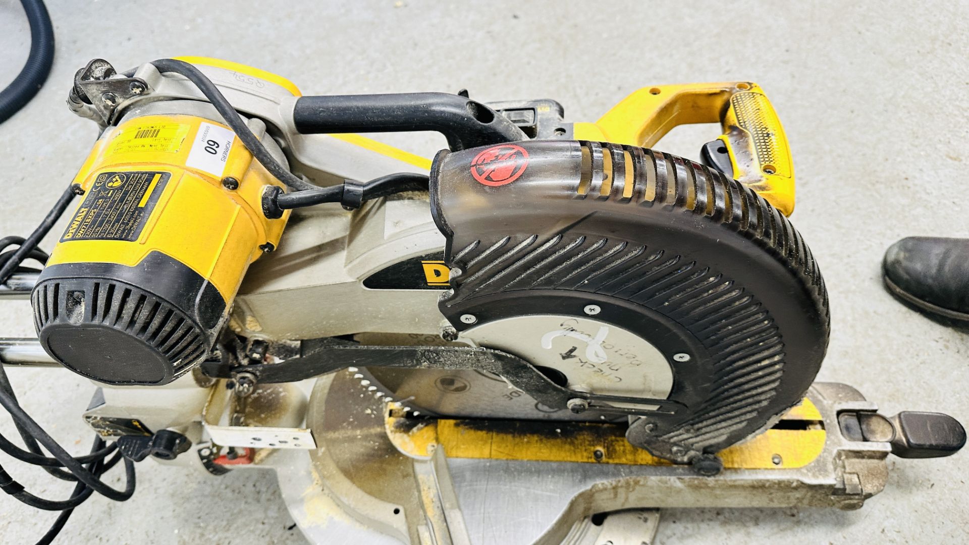 DE WALT SLIDING COMPOUND MITRE SAW MODEL DW718XPS 240 VOLT - SOLD AS SEEN. - Image 6 of 8