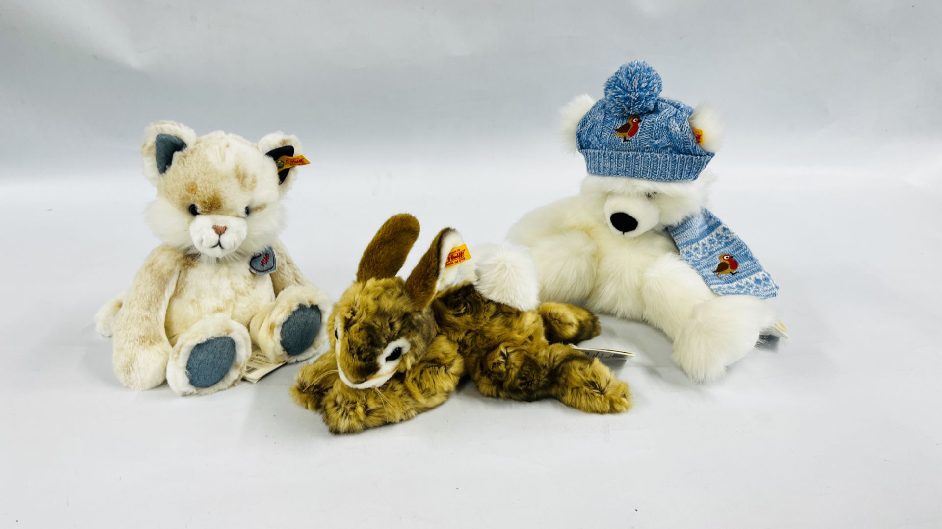 A GROUP OF 3 STEIFF SOFT TOYS TO INCLUDE MIAU CAT 8447, TEDDY 690266 & DORMILI RABBIT 80050.