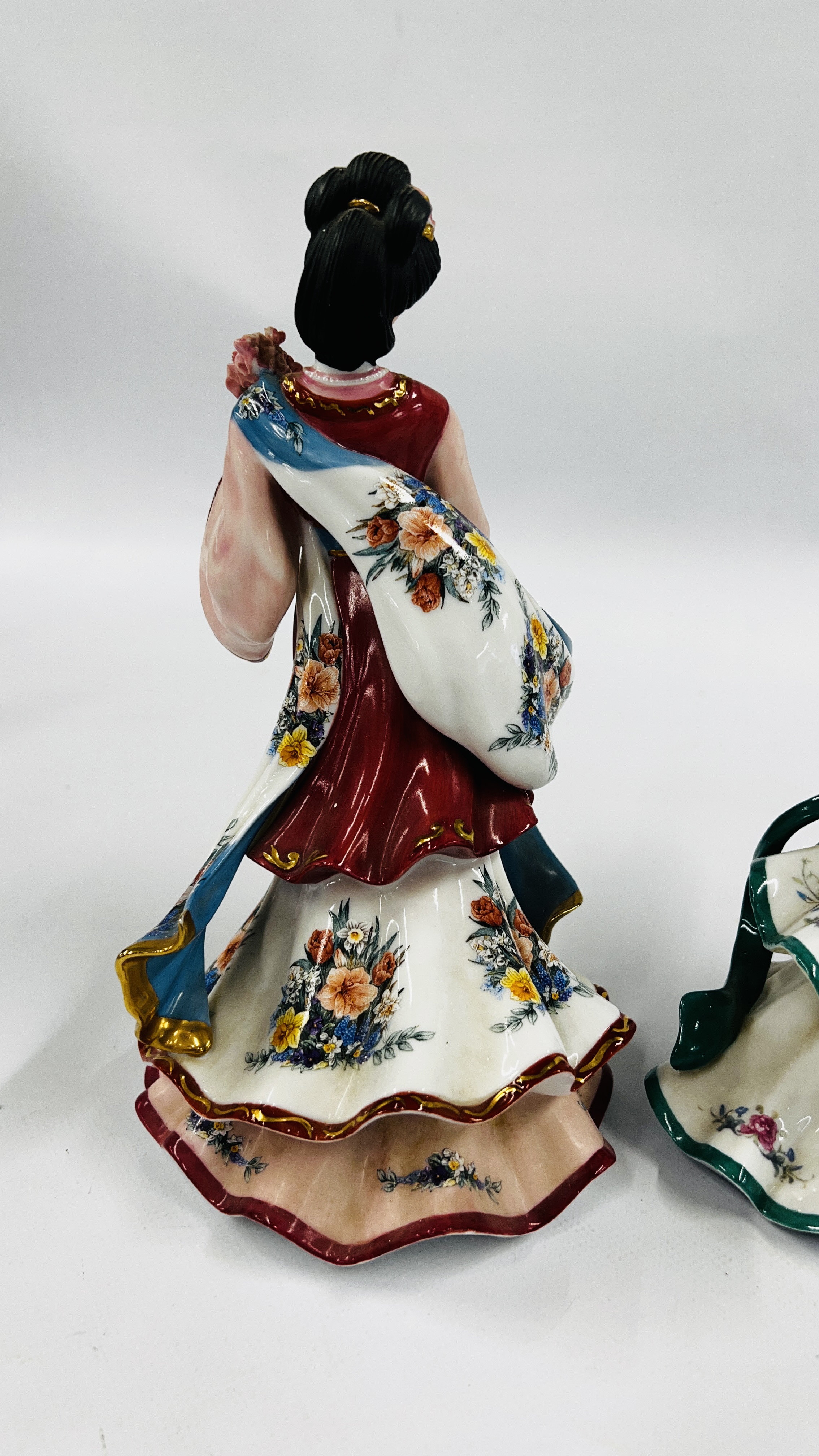 A GROUP OF 4 DANBURY MINT PORCELAIN FIGURES TO INCLUDE "THE ROSE PRINCESS" A/F, - Image 9 of 11