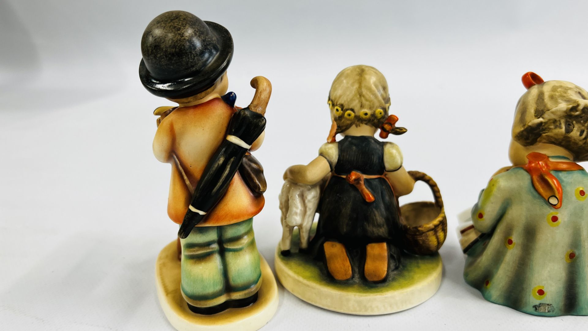 A GROUP OF FIVE GOEBEL FIGURES INCLUDING 'BOOKWORM', 'EVENING PRAYER' AND 'FAVOURITE PET' ETC. - Bild 8 aus 10