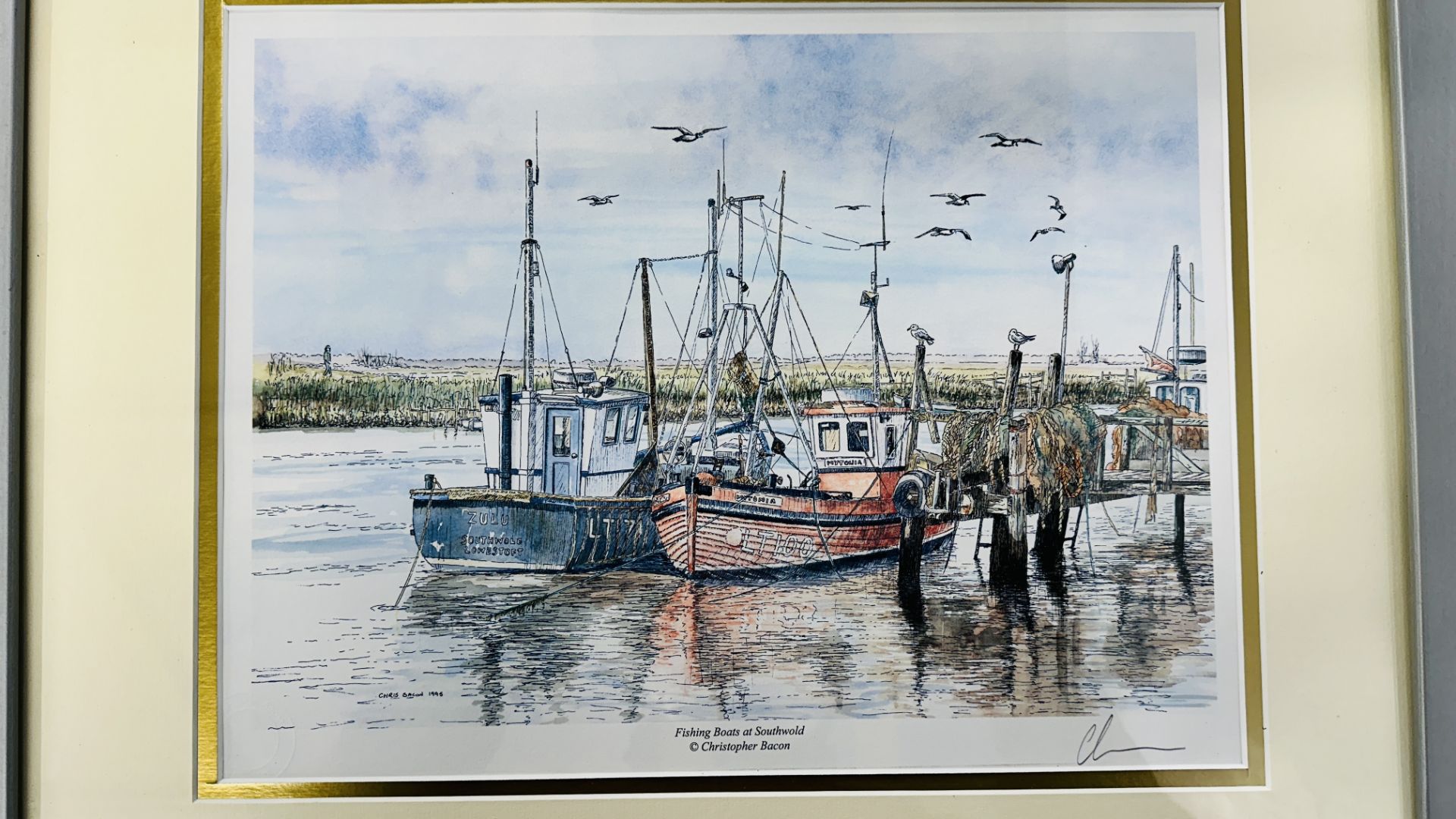 A FRAMED PRINT "FISHING BOATS AT SOUTHWOLD" BEARING PENCIL SIGNATURE CHRISTOPHER BACON - W 37 X H - Bild 2 aus 5