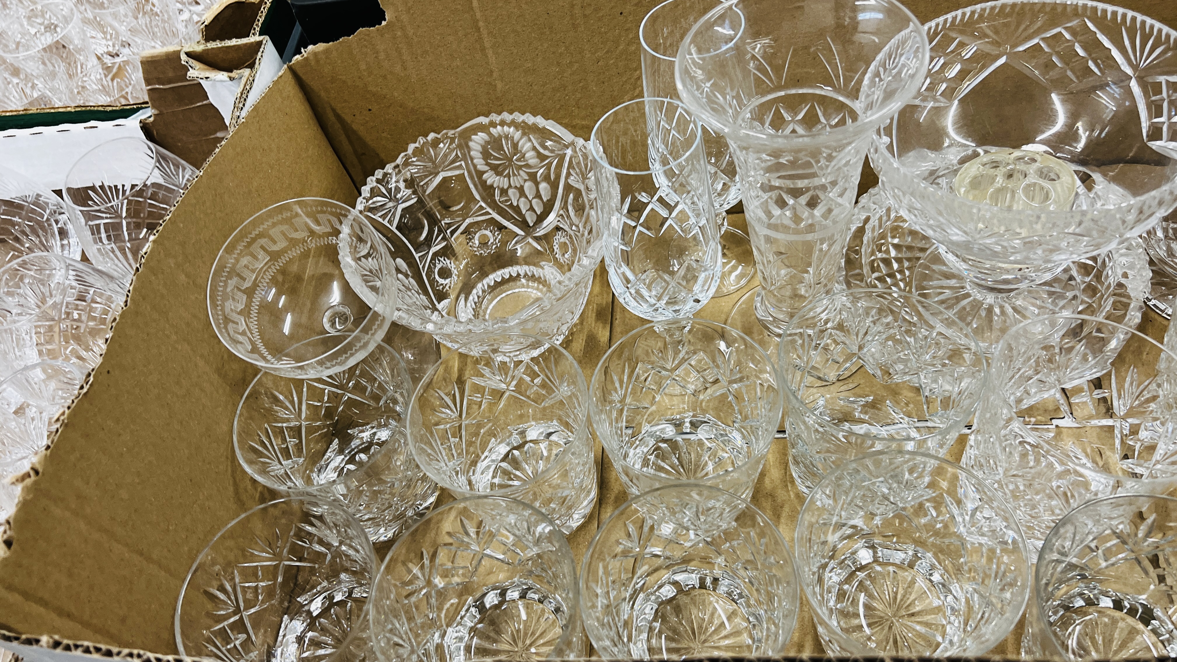 A QUANTITY GOOD QUALITY GLASSWARE INCLUDING MANY SETS, TUMBLERS, BRANDYS, FLUTES, SHERRY ETC. - Image 3 of 7