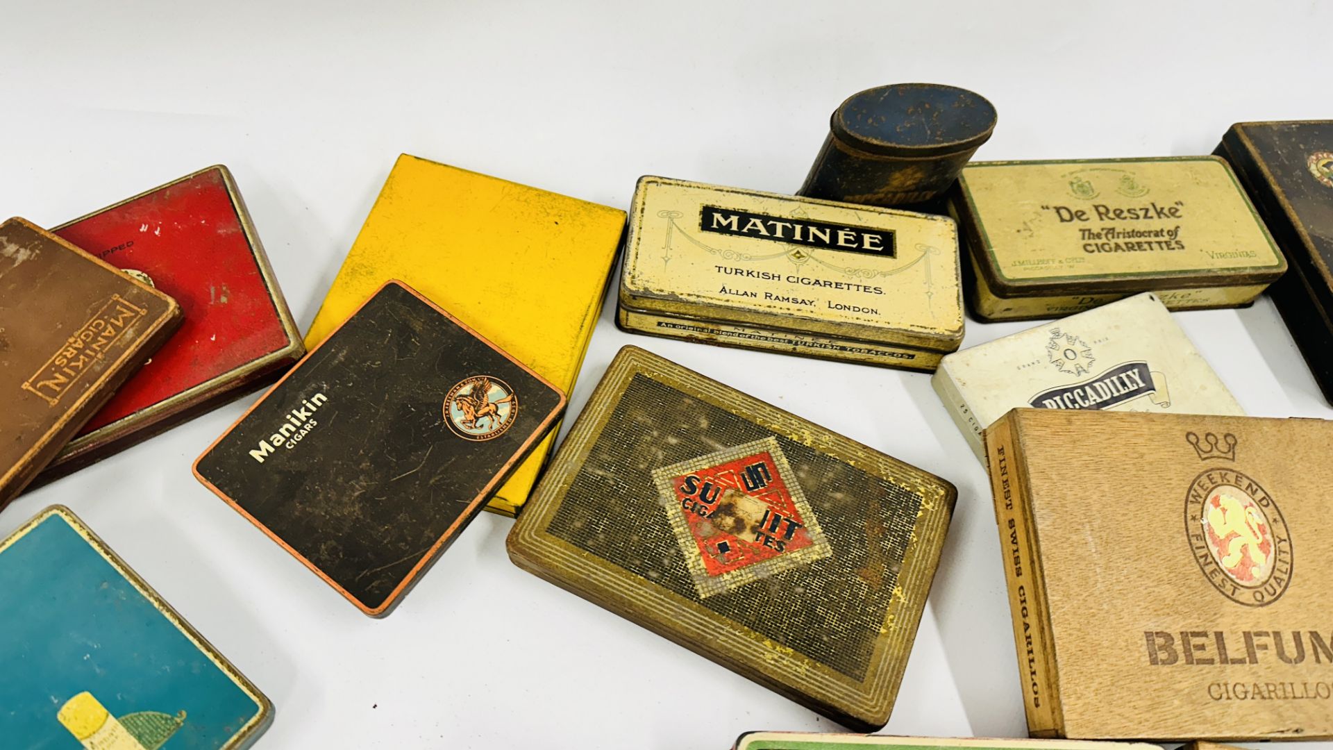 A BOX CONTAINING AN EXTENSIVE COLLECTION OF ASSORTED EMPTY VINTAGE CIGARETTE TINS TO INCLUDE - Image 8 of 14