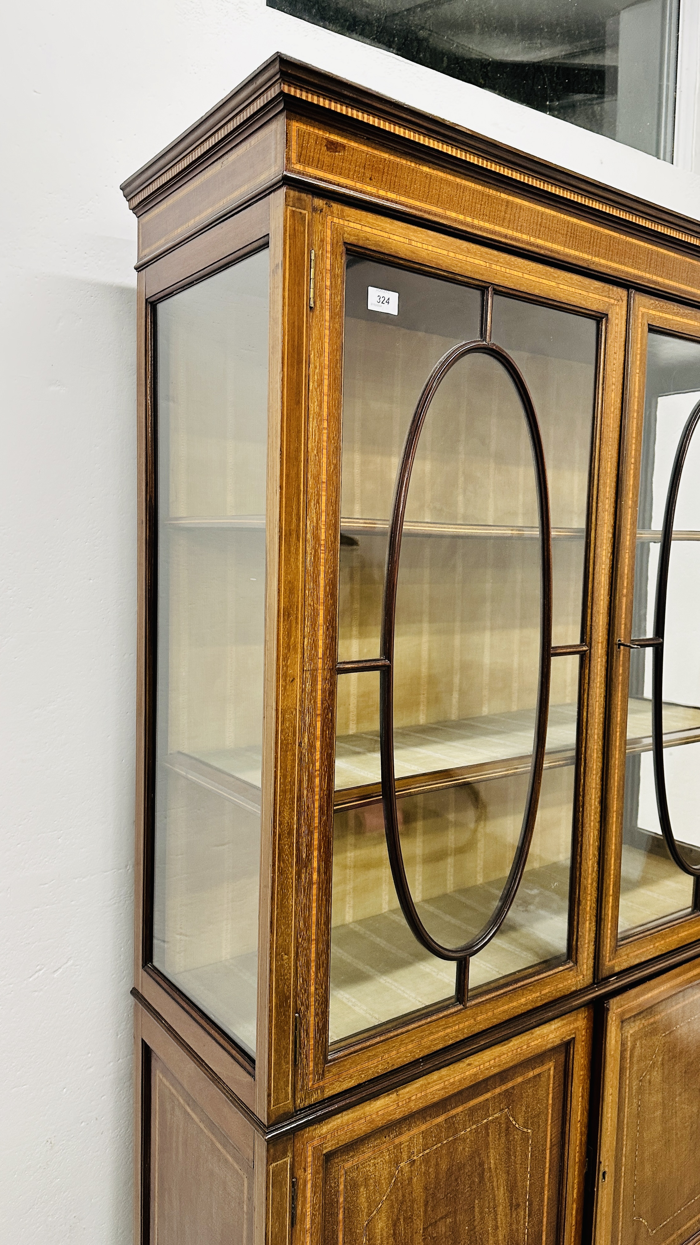 AN EDWARDIAN MAHOGANY TWO DOOR DISPLAY CABINET WITH CROSS BANDED INLAY AND TWO DOOR CUPBOARD BASE - - Image 5 of 10