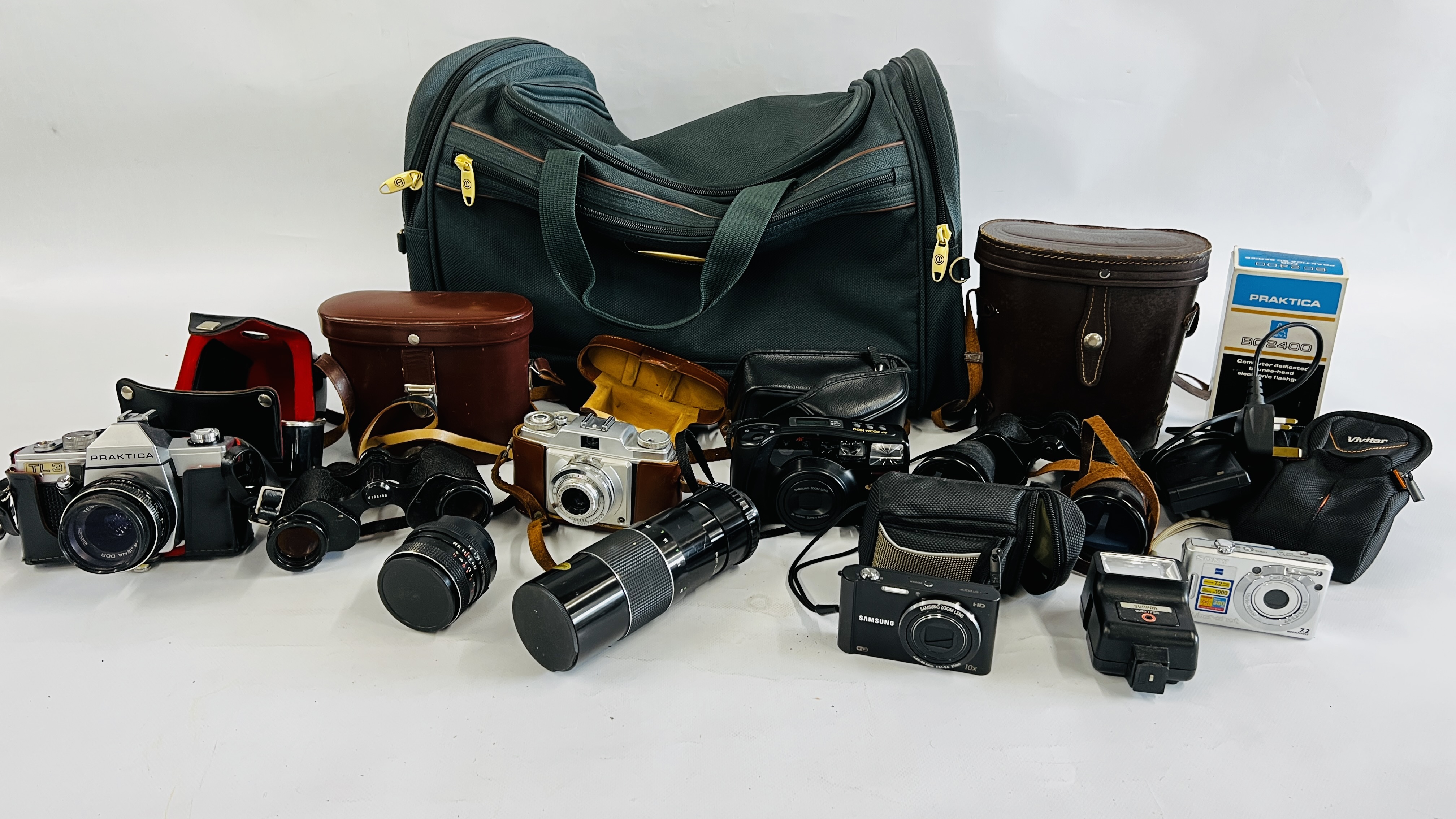 A BOX CONTAINING A QUANTITY OF VISUAL AND PHOTOGRAPHIC EQUIPMENT TO INCLUDE PRAKTICA CAMERA,