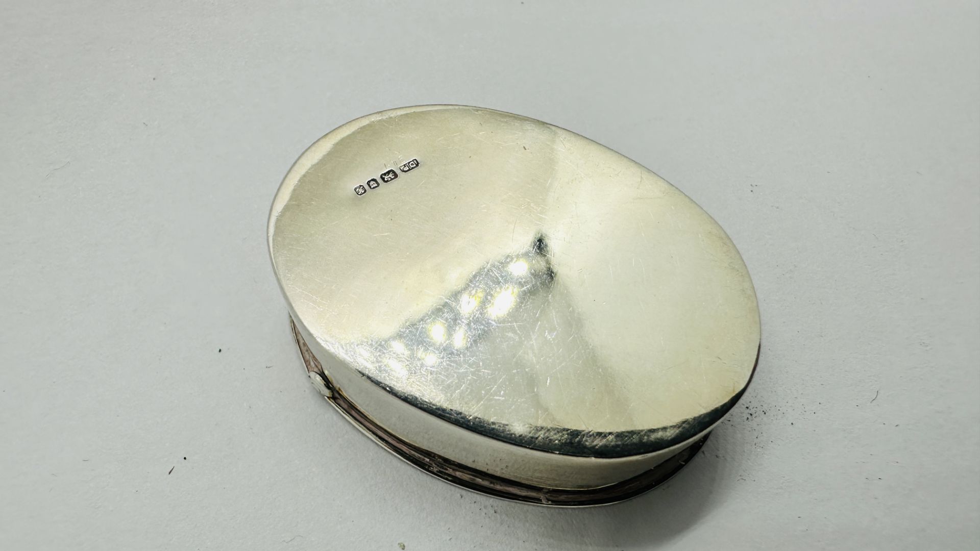 TWO MODERN SILVER ENGRAVED PILL BOXES, ONE OF OVAL FORM W 3. - Image 7 of 8