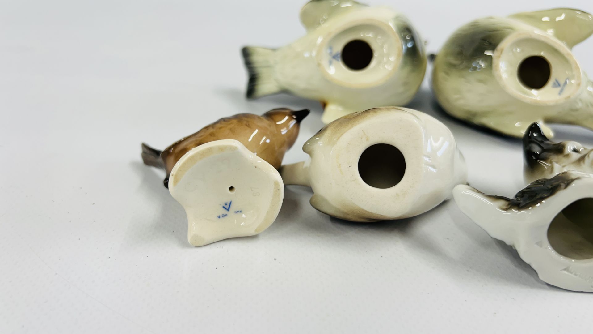 A GROUP OF CABINET ORNAMENTS TO INCLUDE A PAIR OF GOEBEL BLUE TITS AND ONE OTHER ETC. - Image 8 of 9