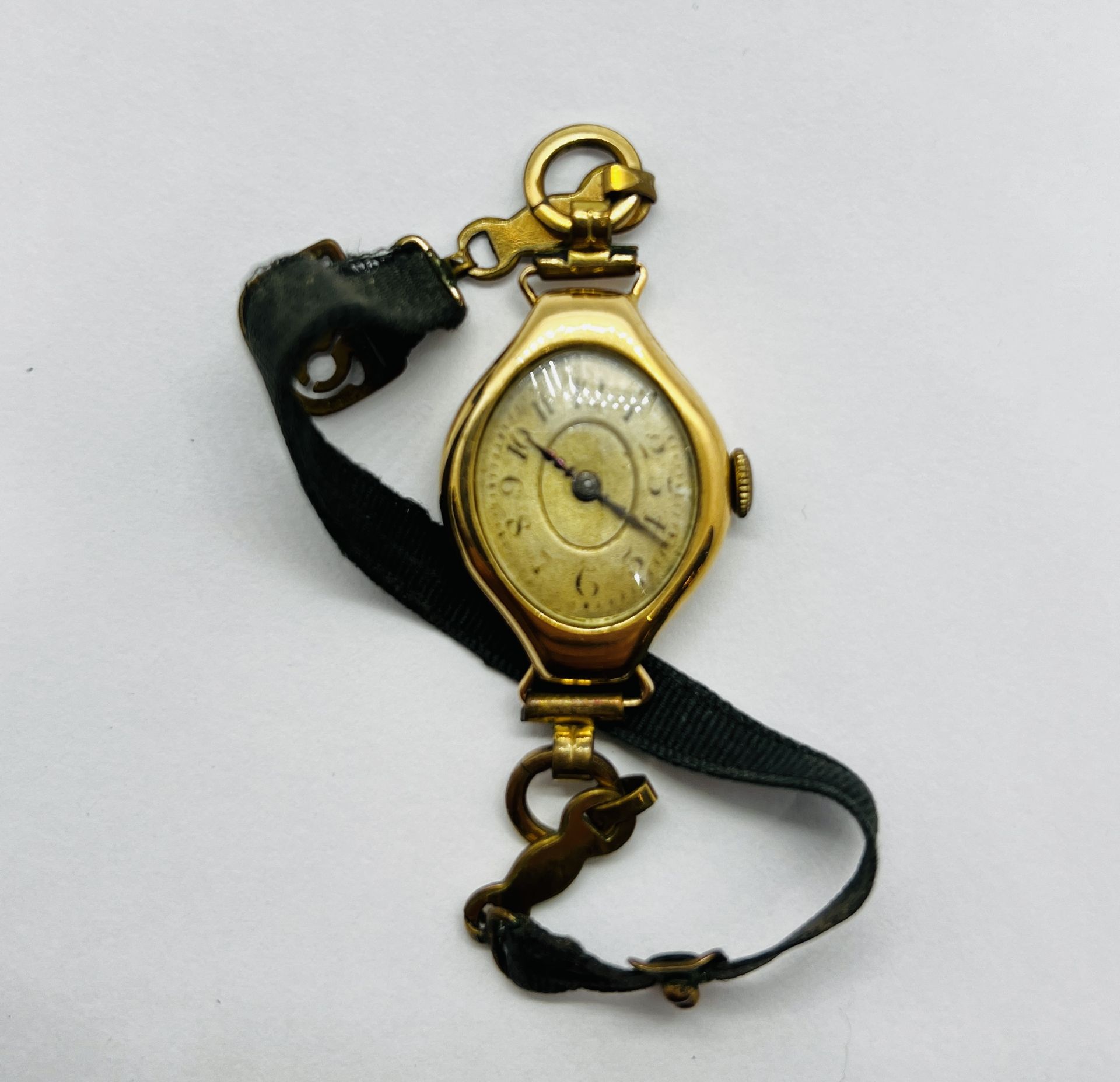 A VINTAGE LADIES WRIST WATCH ON MATERIAL STRAP CASE MARKED 14K. - Bild 2 aus 4