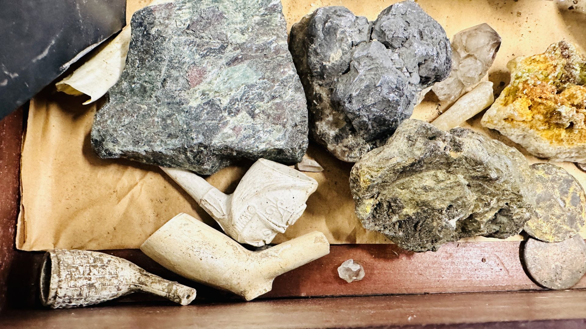 TABLE TOP DISPLAY CASE CONTAINING COLLECTION OF CRYSTAL AND ROCK SPECIMENS. - Bild 6 aus 9