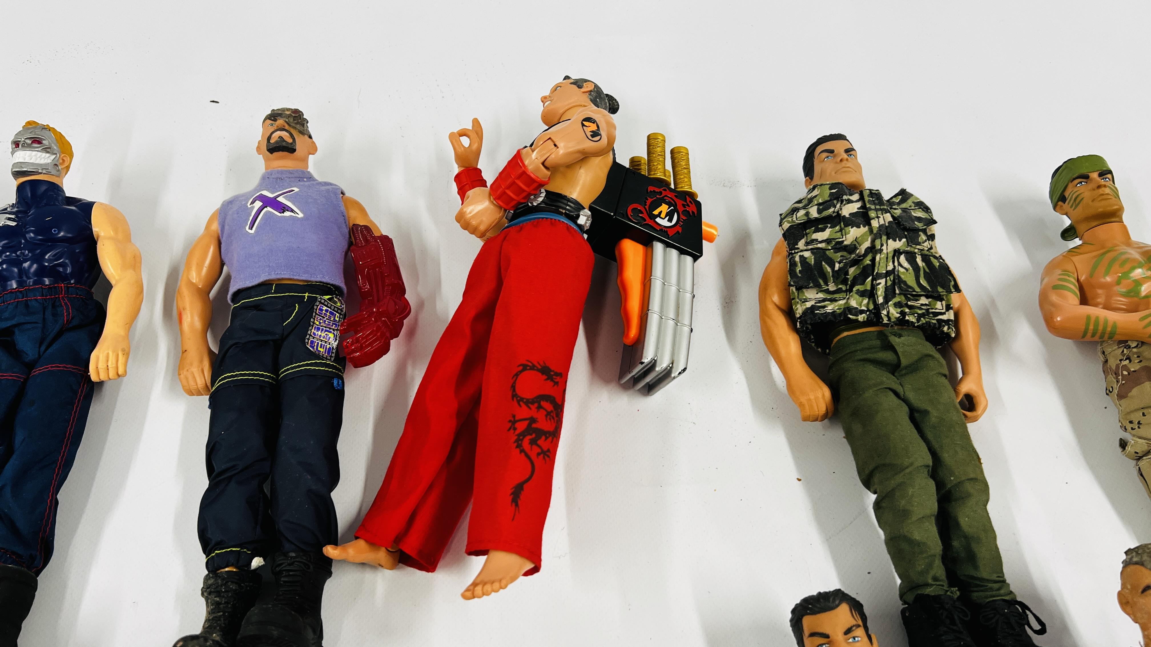 A BOX CONTAINING A GROUP OF 16 ASSORTED ACTION MAN FIGURES IN VARIOUS OUTFITS. - Image 7 of 8