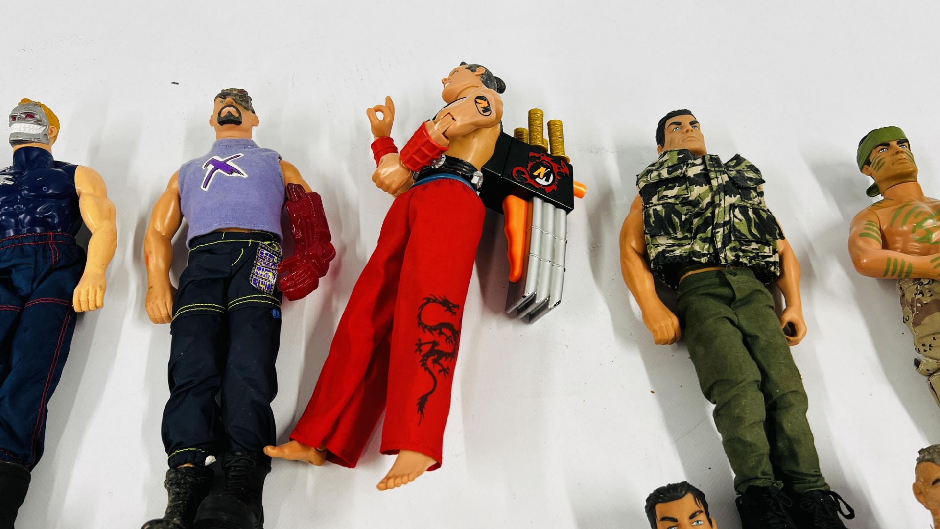 A BOX CONTAINING A GROUP OF 16 ASSORTED ACTION MAN FIGURES IN VARIOUS OUTFITS. - Image 7 of 8