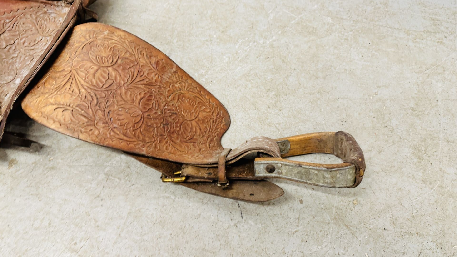 A VINTAGE WESTERN COWBOY SADDLE, THE TAN LEATHER WITH EMBOSSED DECORATION. - Image 8 of 11