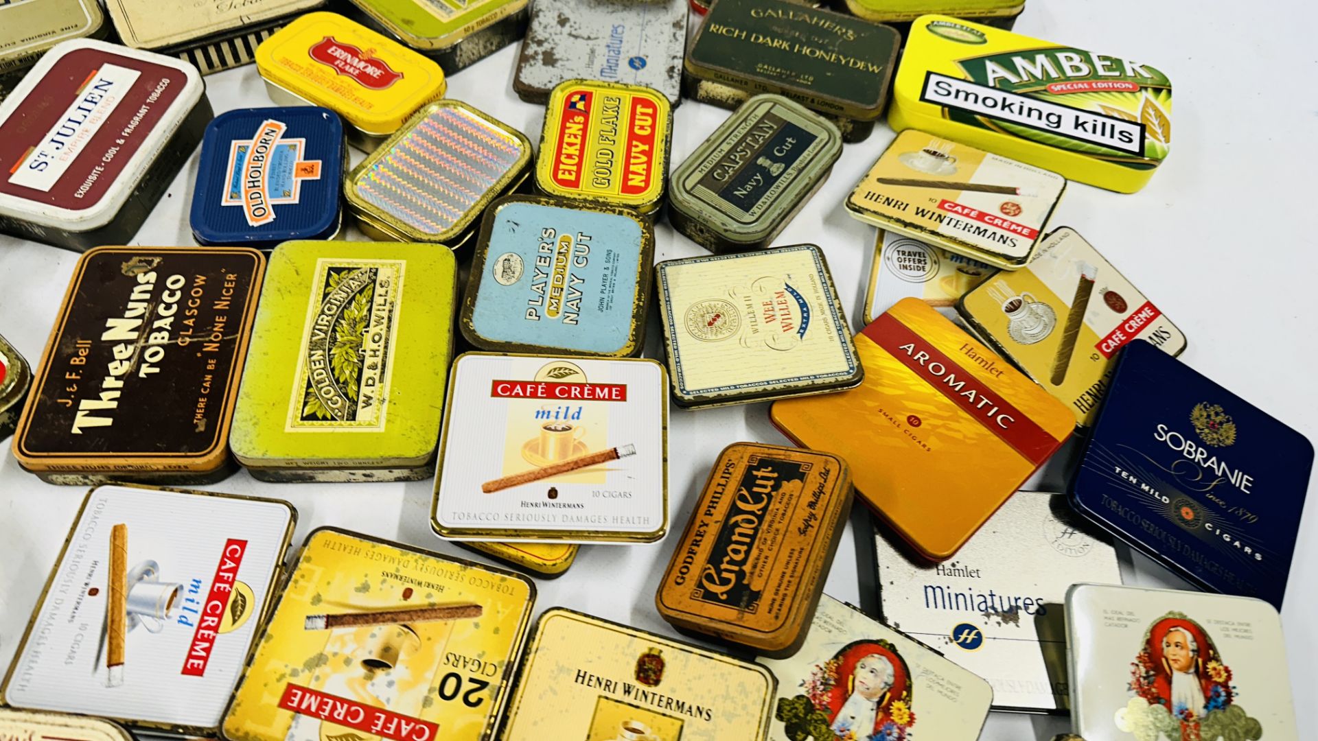 A BOX CONTAINING AN EXTENSIVE COLLECTION OF ASSORTED EMPTY VINTAGE TOBACCO TINS TO INCLUDE EXAMPLES - Image 3 of 10