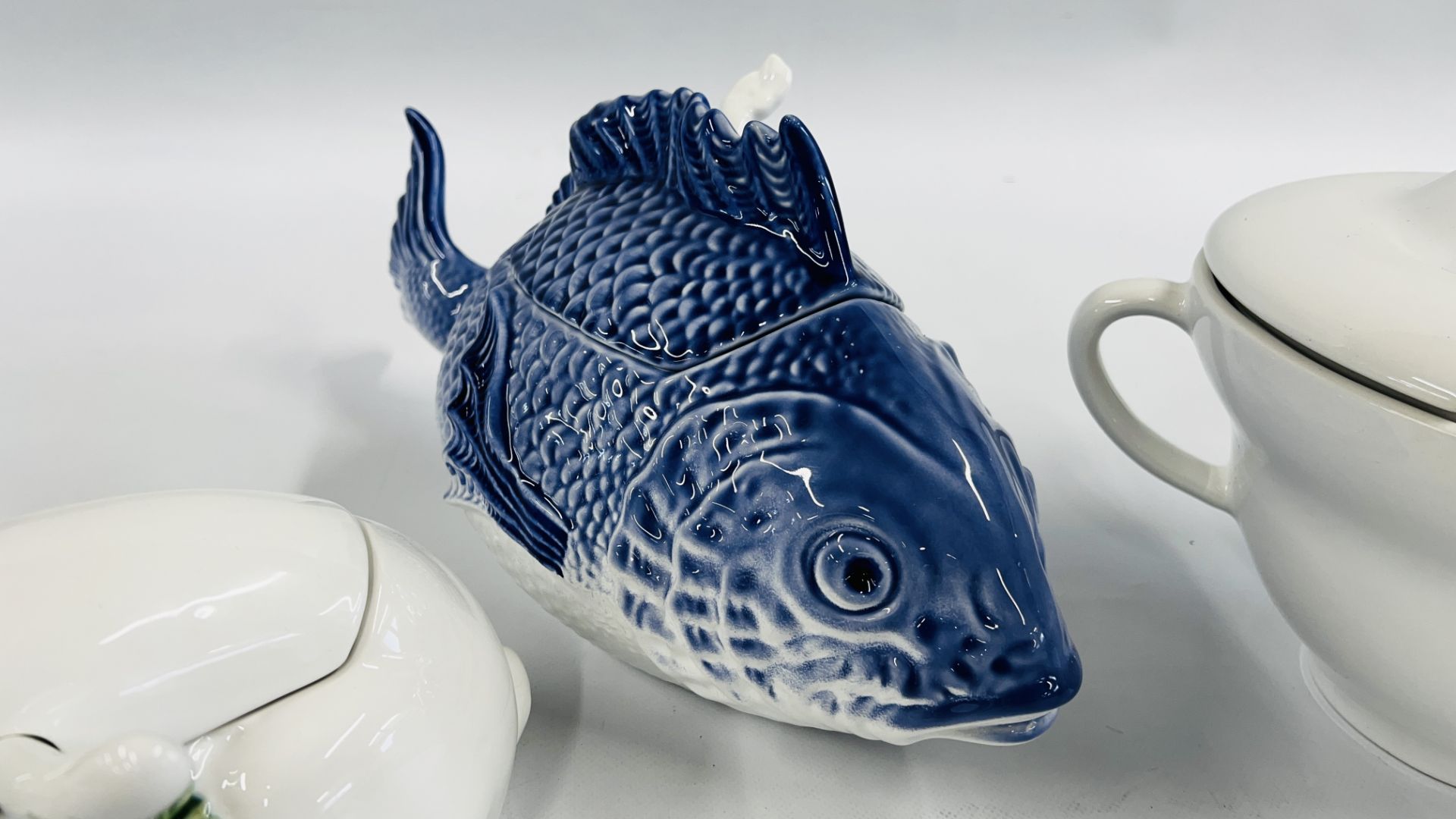 3 X BORDALLO PINHEIRO PORTUGUESE TUREENS TO INCLUDE A FISH, RABBIT AND A PLAIN WHITE EXAMPLE. - Image 3 of 6