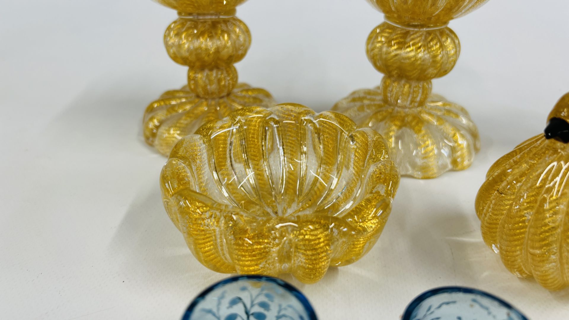 A GROUP OF MURANO STYLE ART GLASS COMPRISING A PAIR OF CANDLESTICKS, PAIR OF BIRDS, - Image 4 of 6