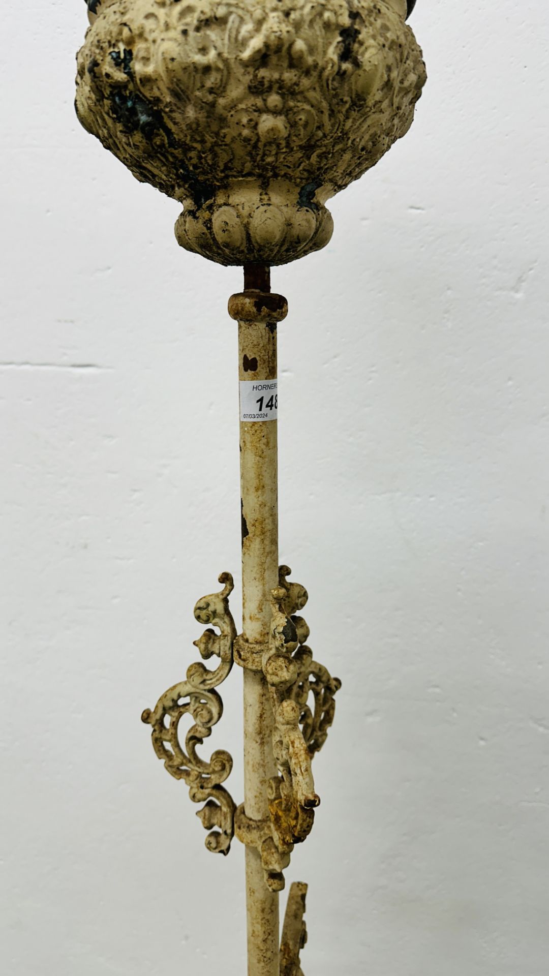HIGHLY DECORATIVE CAST IRON LAMP STANDARD FOR RESTORATION. - Image 3 of 7