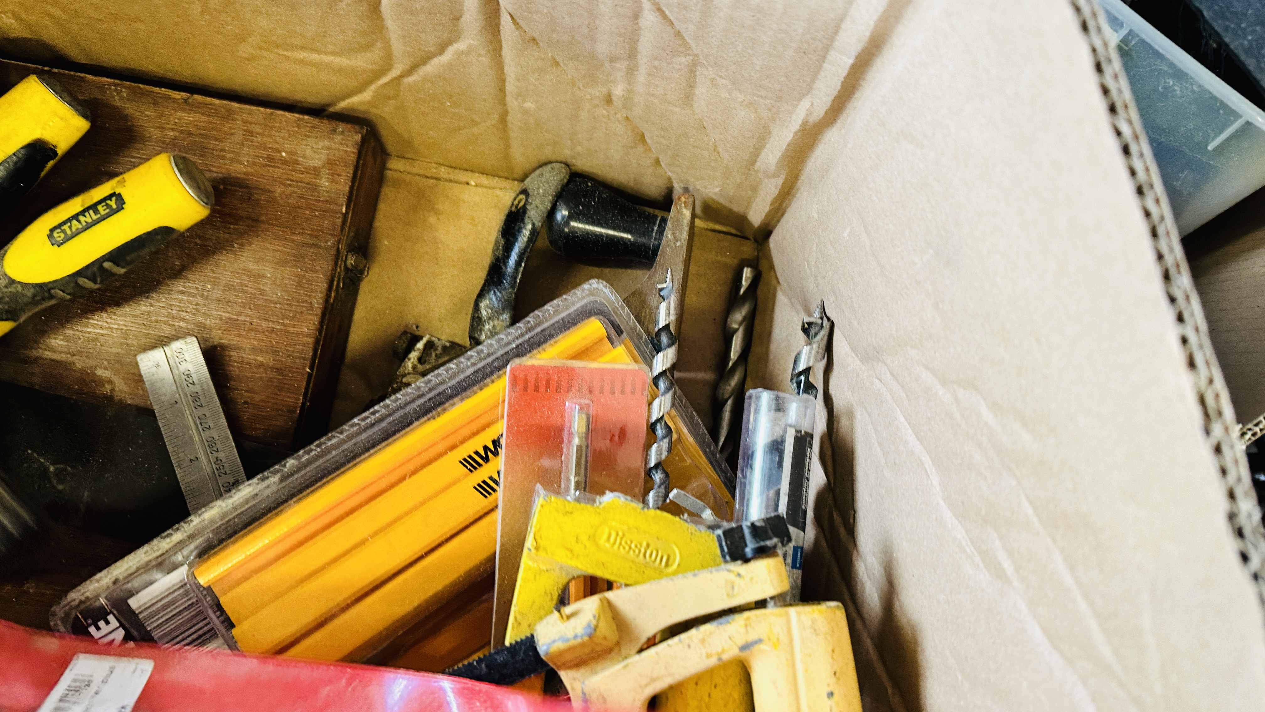 A BOX CONTAINING ASSORTED HAND AND WORKSHOP TOOLS TO INCLUDE SOCKET SET, HAND SAWS, EXTENSION LEAD, - Image 11 of 14