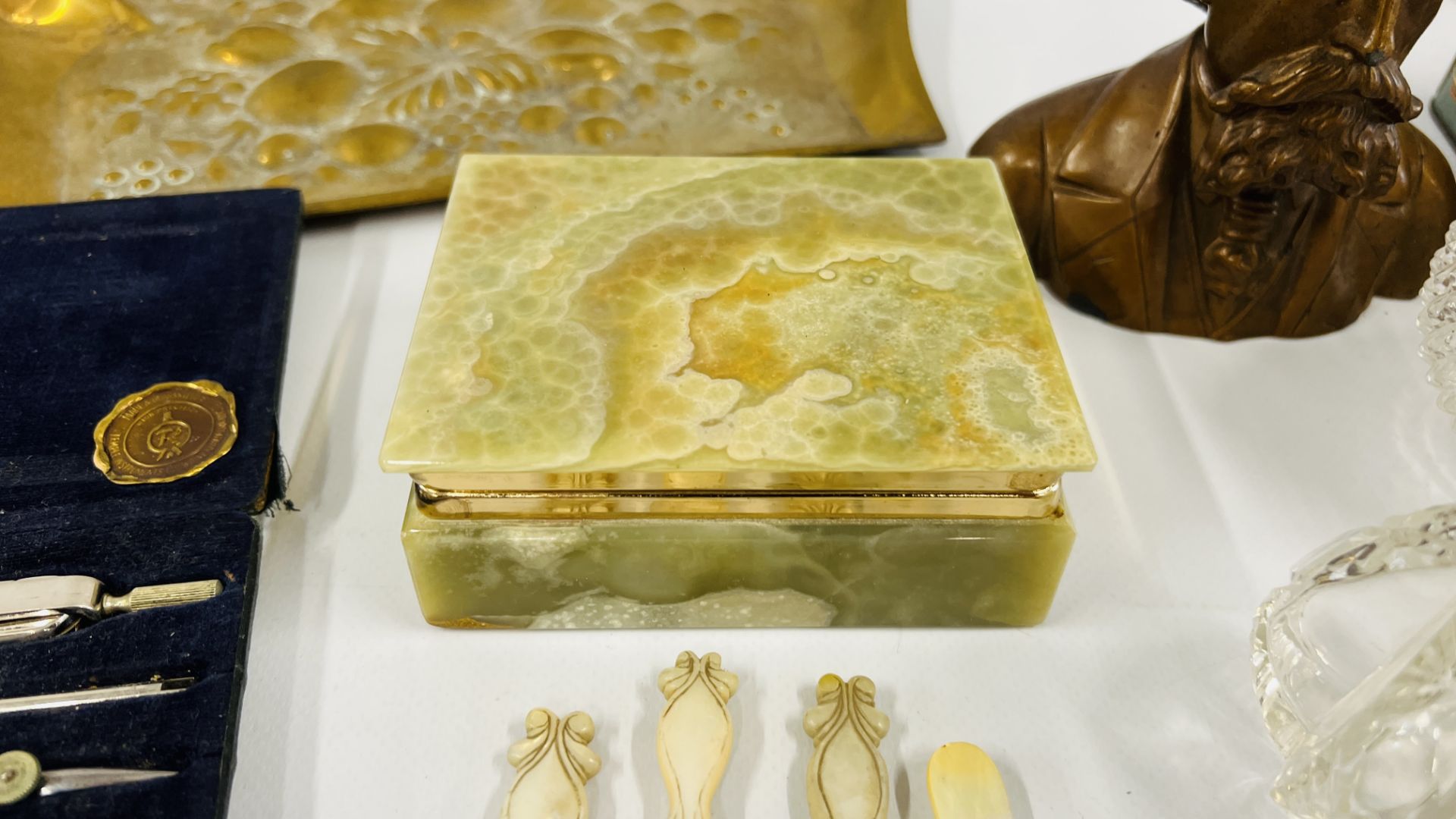 A BOX OF ASSORTED COLLECTABLES TO INCLUDE DRESSING TABLE DECANTERS AND A SILVER LIDDED POT, - Image 8 of 15