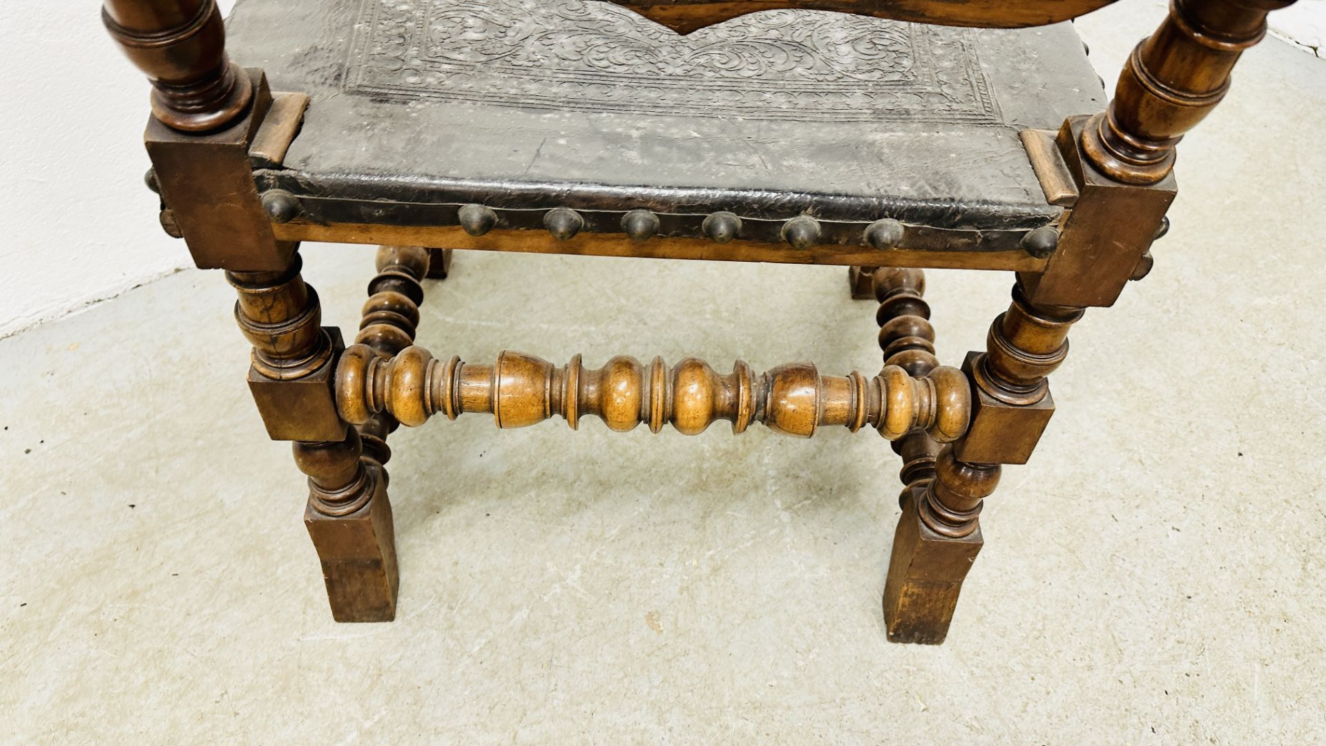 AN IMPRESSIVE SPANISH WALNUT ANTIQUE HIGH BACK ELBOW CHAIR, DETAILED SCROLLED ARMS, - Image 23 of 28