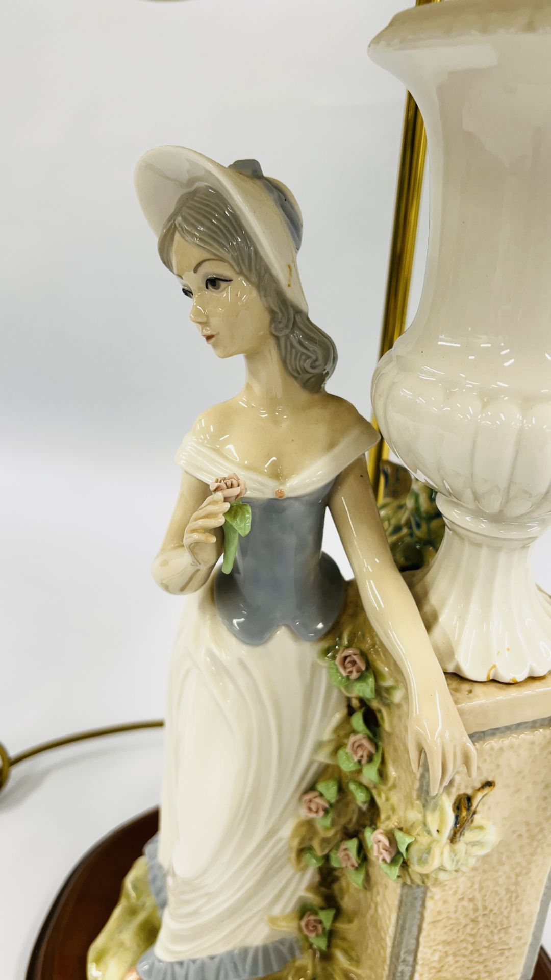 A LARGE LLADRO STYLE FIGURED TABLE LAMP, OVERALL HEIGHT 80CM - SOLD AS SEEN. - Bild 4 aus 10