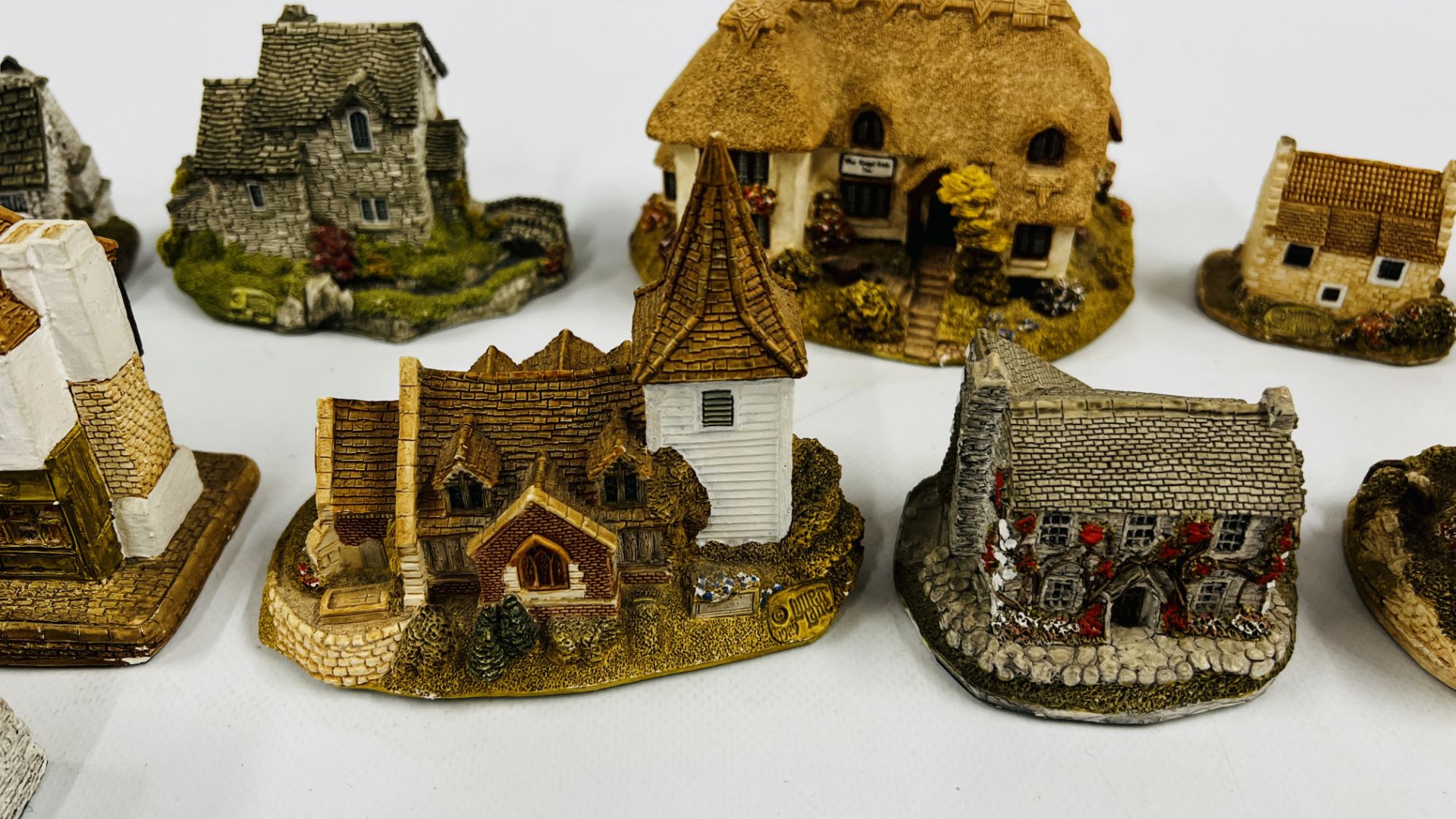 A COLLECTION OF 13 LILLIPUT LANE COTTAGES, SOME HAVING DEEDS ALONG WITH LILLLIPUT LANE BOOKLETS. - Image 8 of 13