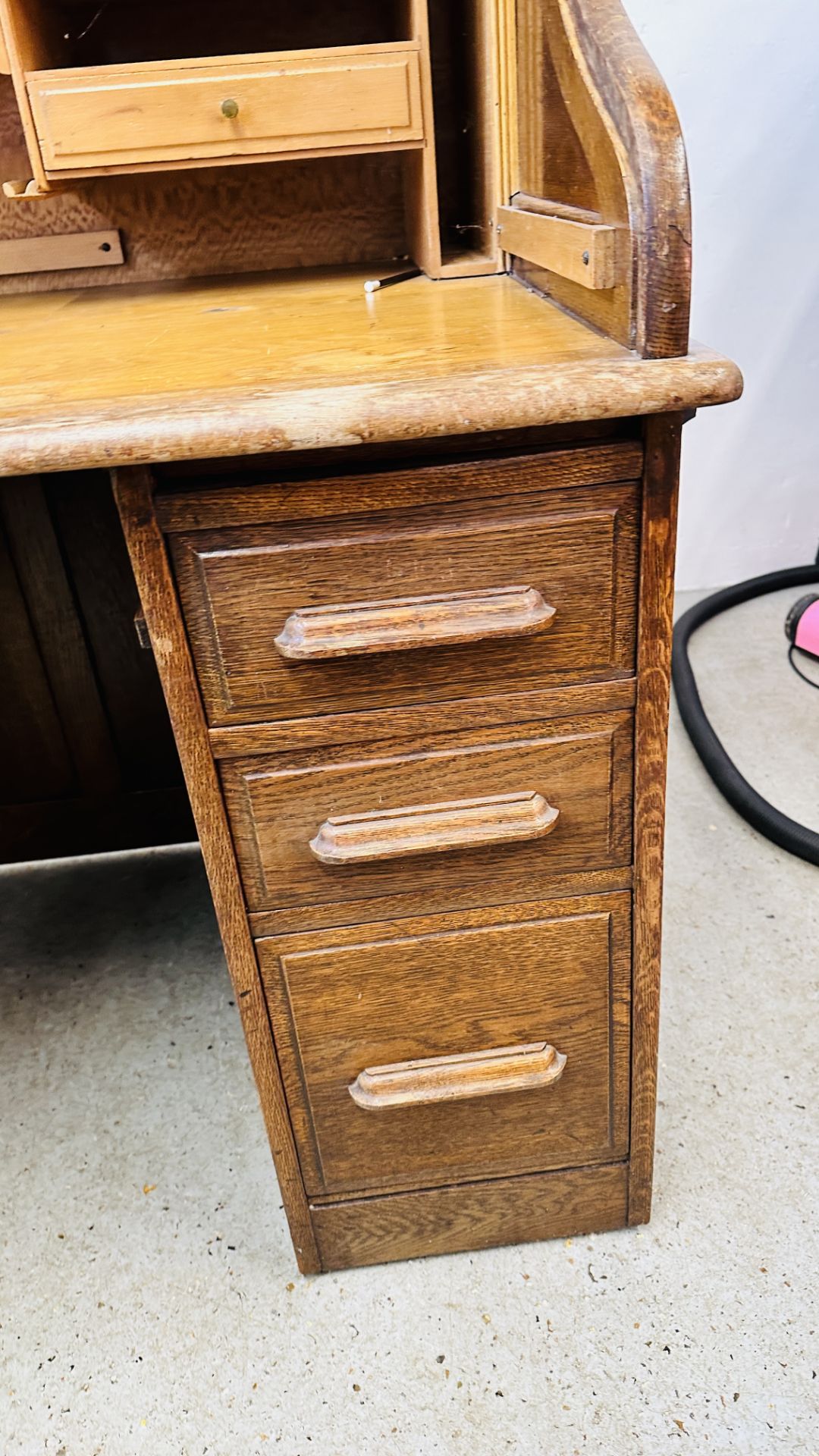 OAK TWIN PEDESTAL ROLL TOP DESK WITH FITTED INTERIOR, W 122CM X D 79CM X H 128CM. - Image 4 of 9