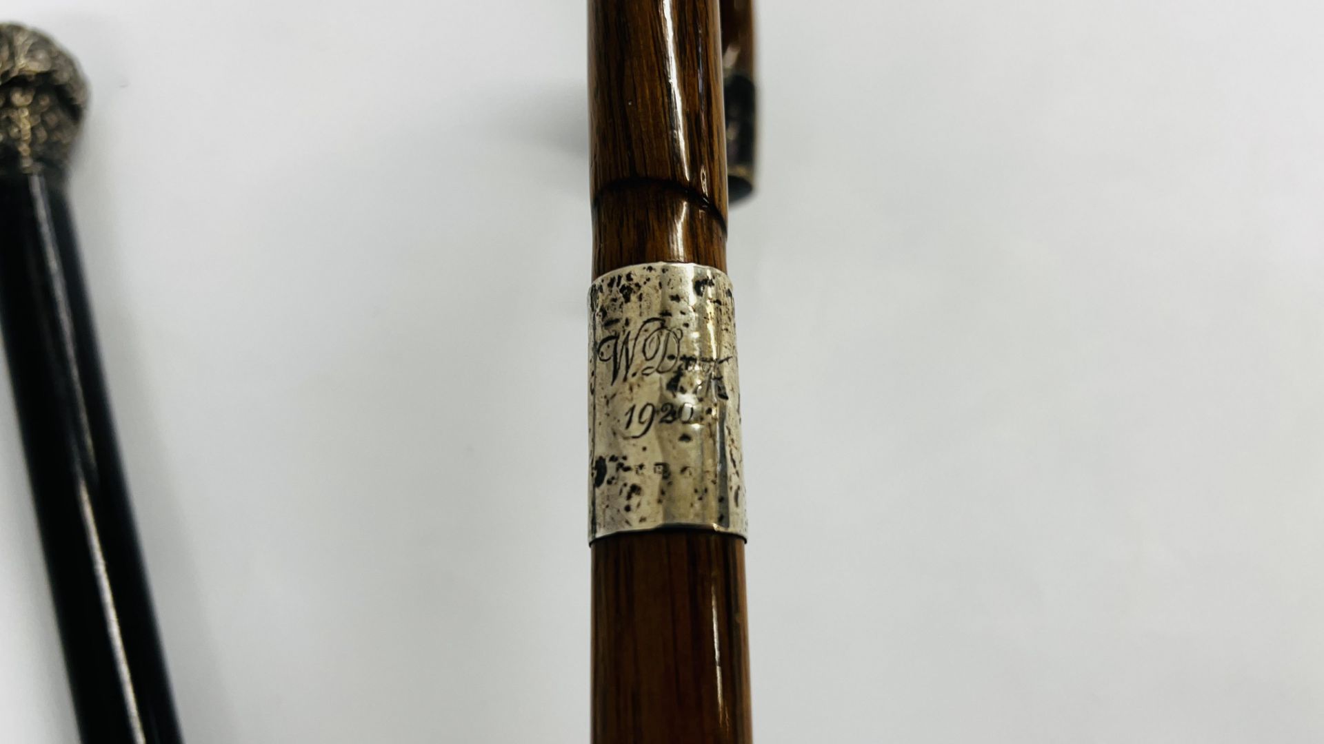 AN EBONY WALKING CANE WITH SILVER TOP A/F AND ONE FURTHER WALKING CANE WITH SILVER TOP AND BAND - Image 4 of 12