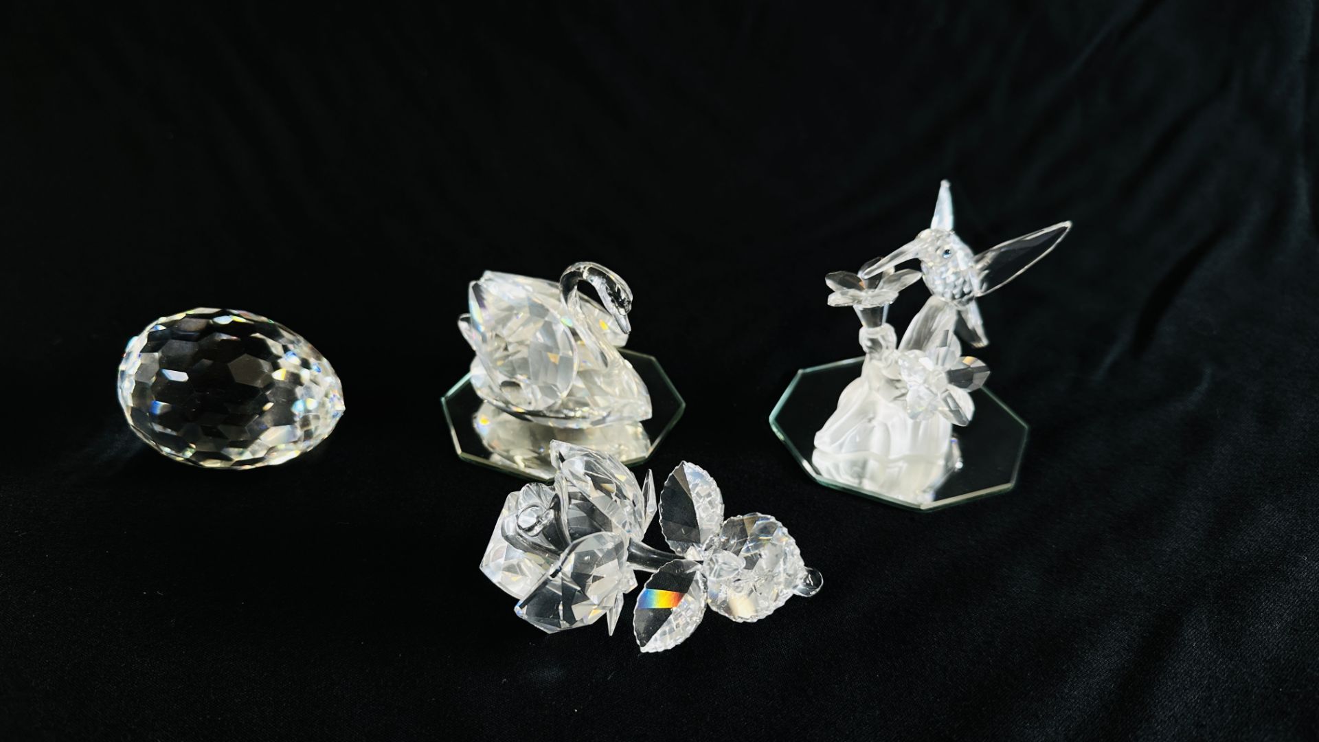 A GROUP OF 4 BOXED SWAROVSKI COLLECTIBLE ORNAMENTS TO INCLUDE ROSE (174956), HUMMINGBIRD (166184),