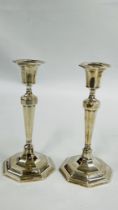 A PAIR OF ANTIQUE SILVER CANDLESTICKS SHEFFIELD ASSAY 1925 HE H 19.5CM.