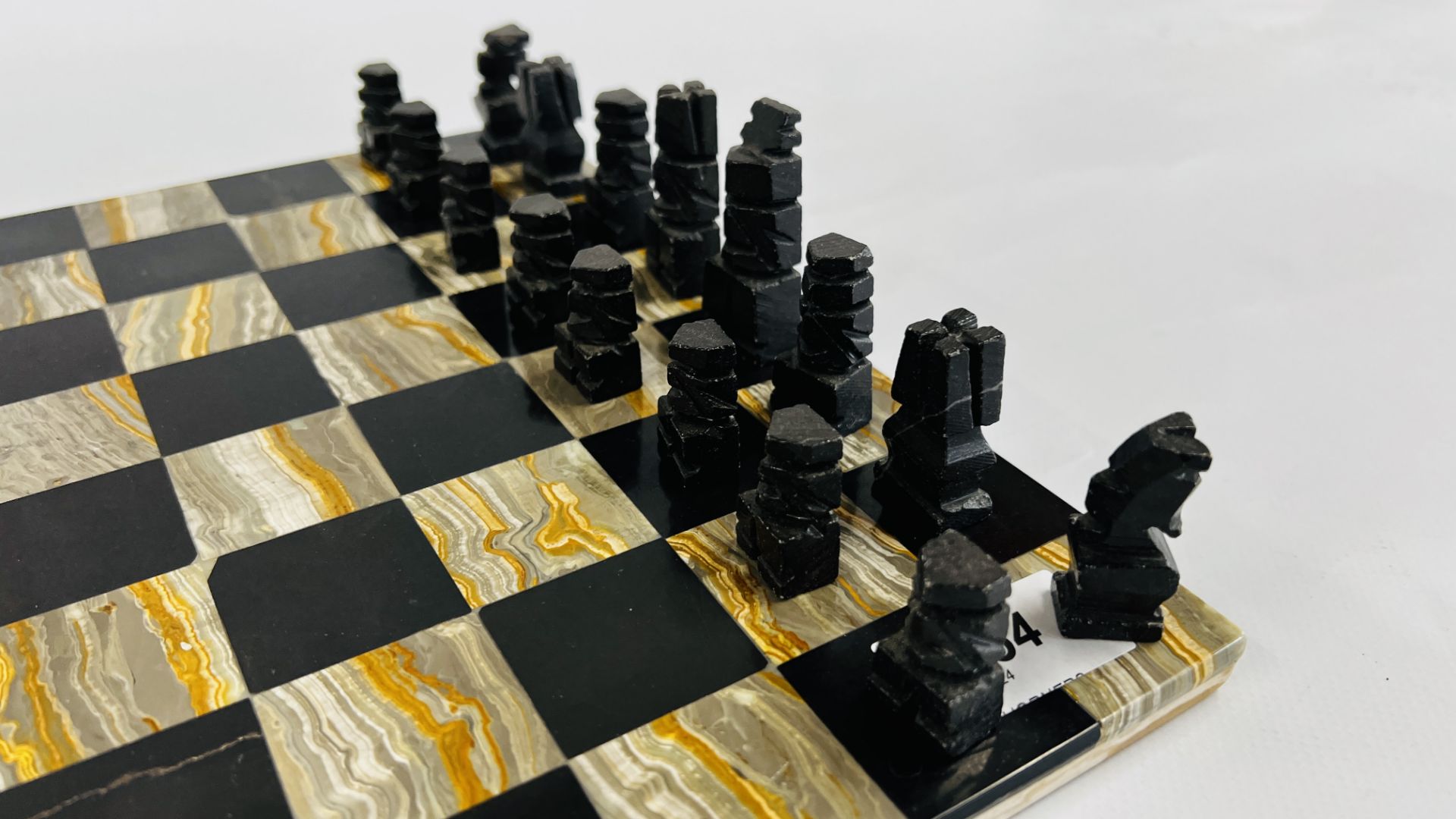 A HARDSTONE CHESS BOARD AND PIECES. - Bild 4 aus 6