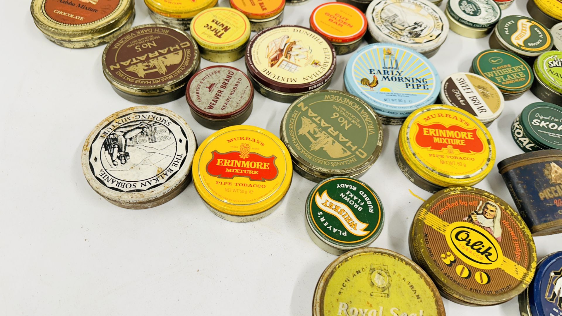 A BOX CONTAINING AN EXTENSIVE COLLECTION OF ASSORTED EMPTY VINTAGE ROUND TOBACCO TINS TO INCLUDE - Bild 11 aus 12
