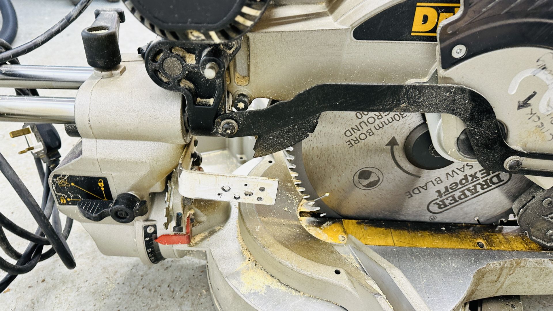 DE WALT SLIDING COMPOUND MITRE SAW MODEL DW718XPS 240 VOLT - SOLD AS SEEN. - Image 7 of 8