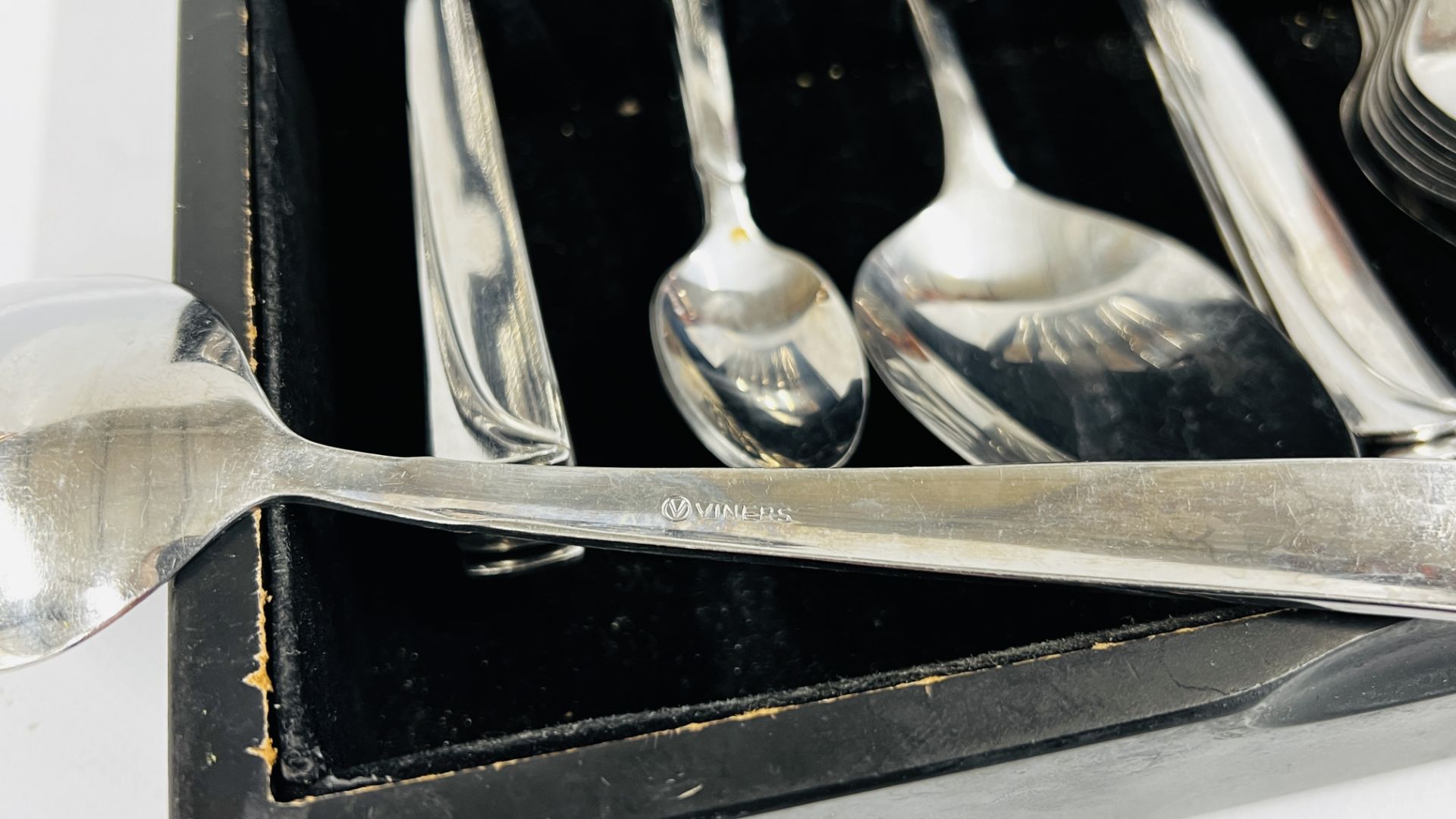 A PART CANTEEN OF VINERS STAINLESS STEEL CUTLERY - APPROX 39 PIECES. - Image 4 of 4