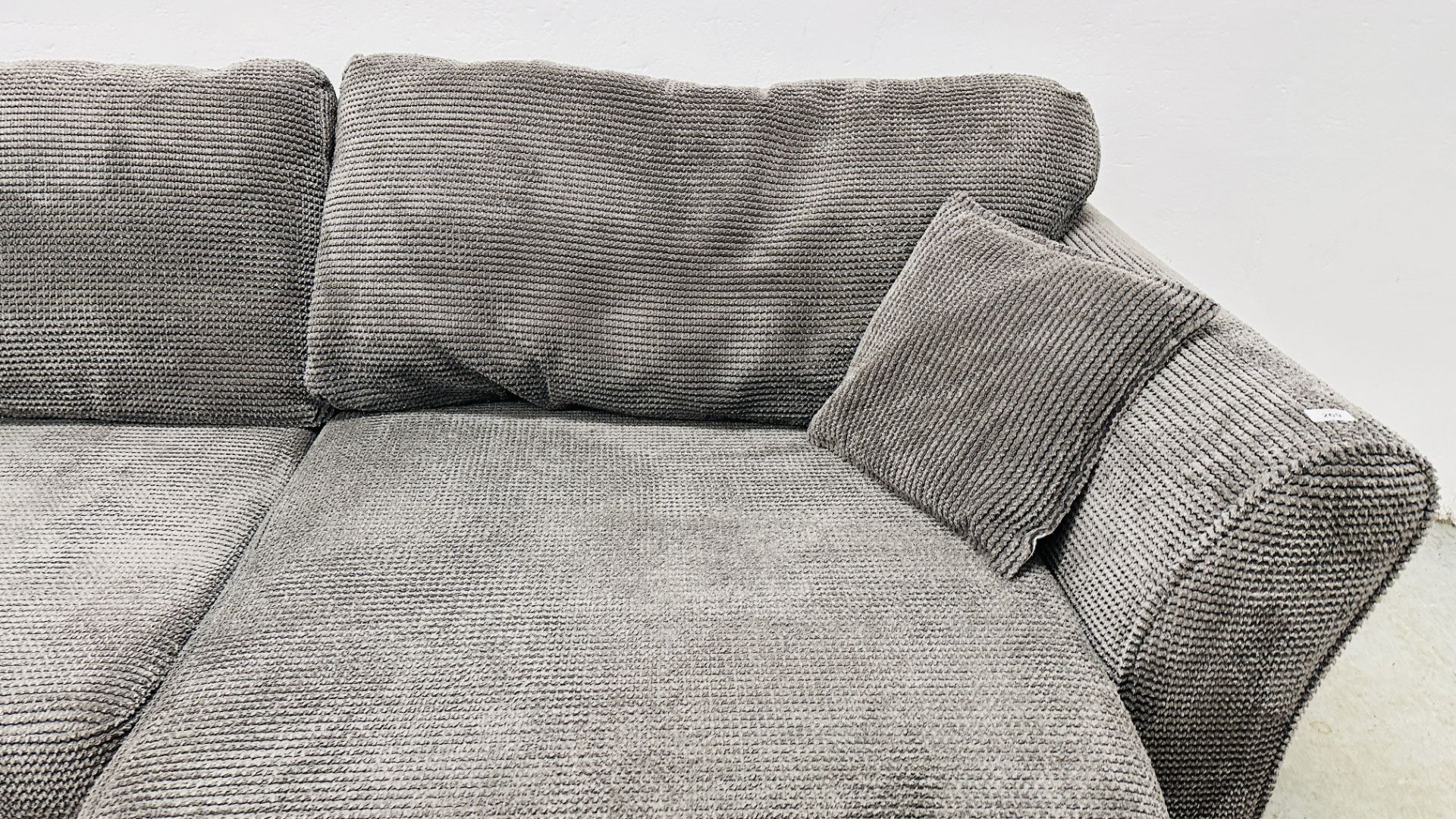GOOD QUALITY DFS CORNER SOFA UPHOLSTERED IN CHARCOAL GREY. - Image 10 of 10