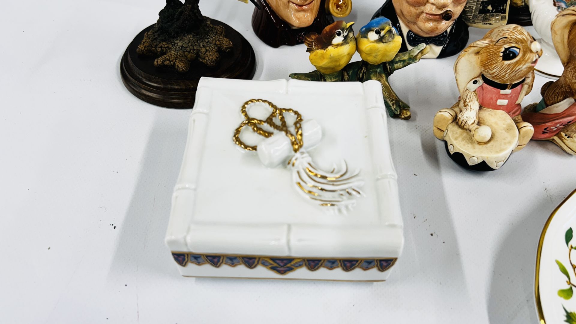 A BOX OF CABINET ORNAMENTS TO INCLUDE FIGURINES, COALPORT "VANESSA" AND MARGARET ALF, ESTELLE, - Bild 5 aus 16