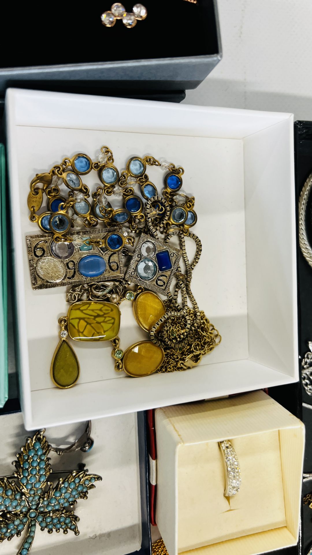 A BOX OF MIXED SILVER AND DRESS JEWELLERY. - Image 5 of 7