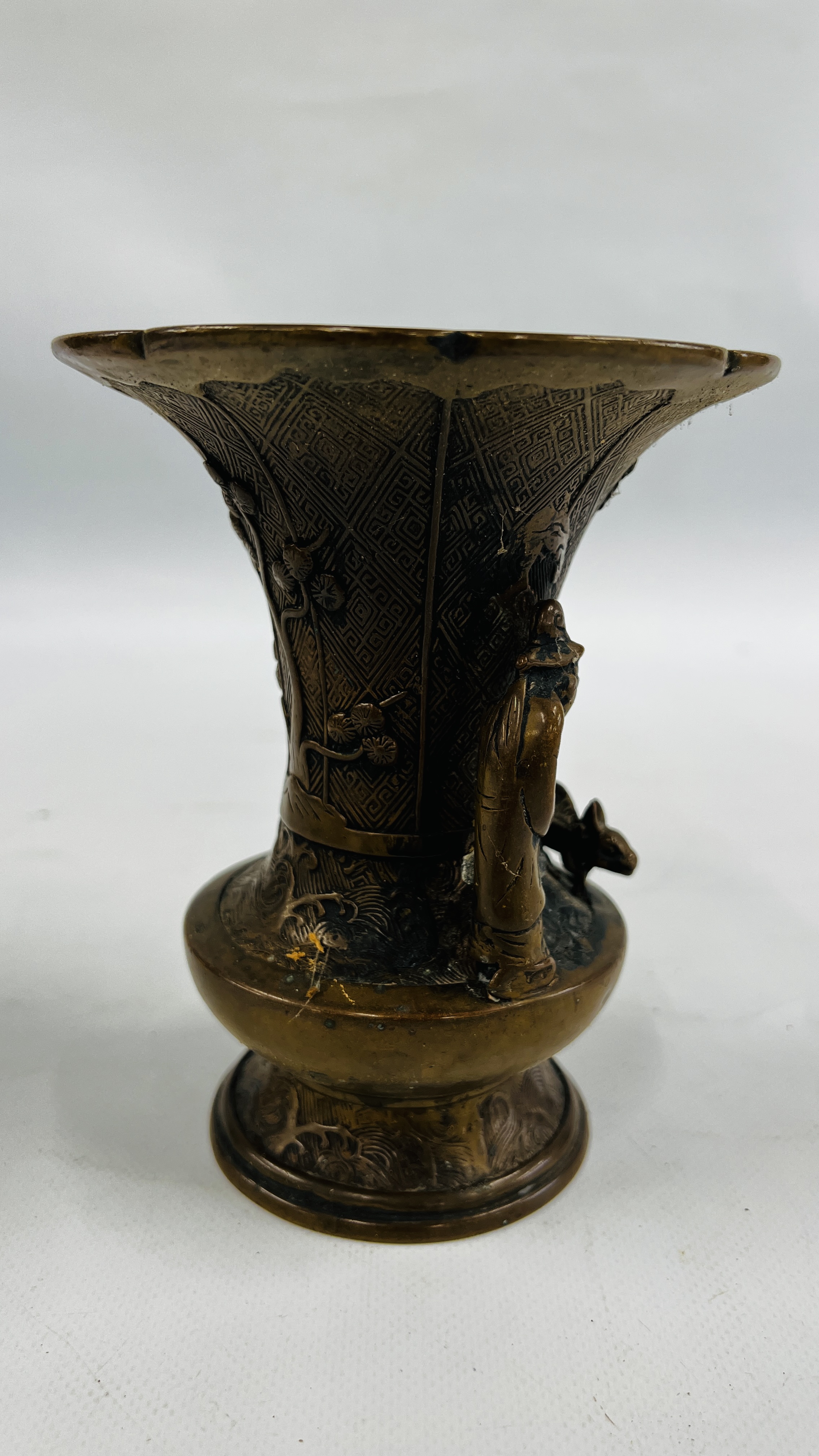 AN ANTIQUE TRUMPET SHAPED CHINESE QING BRONZE VASE WITH APPLIED FIGURES, H 16CM. - Image 8 of 13