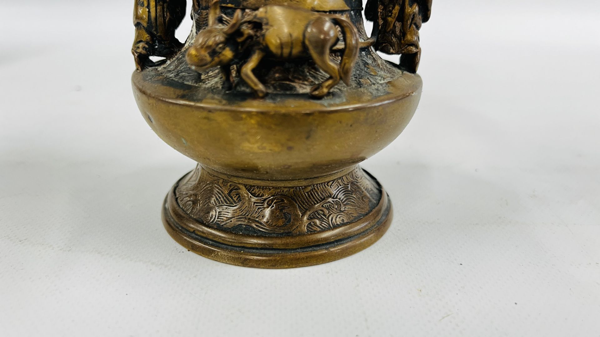 AN ANTIQUE TRUMPET SHAPED CHINESE QING BRONZE VASE WITH APPLIED FIGURES, H 16CM. - Image 7 of 13