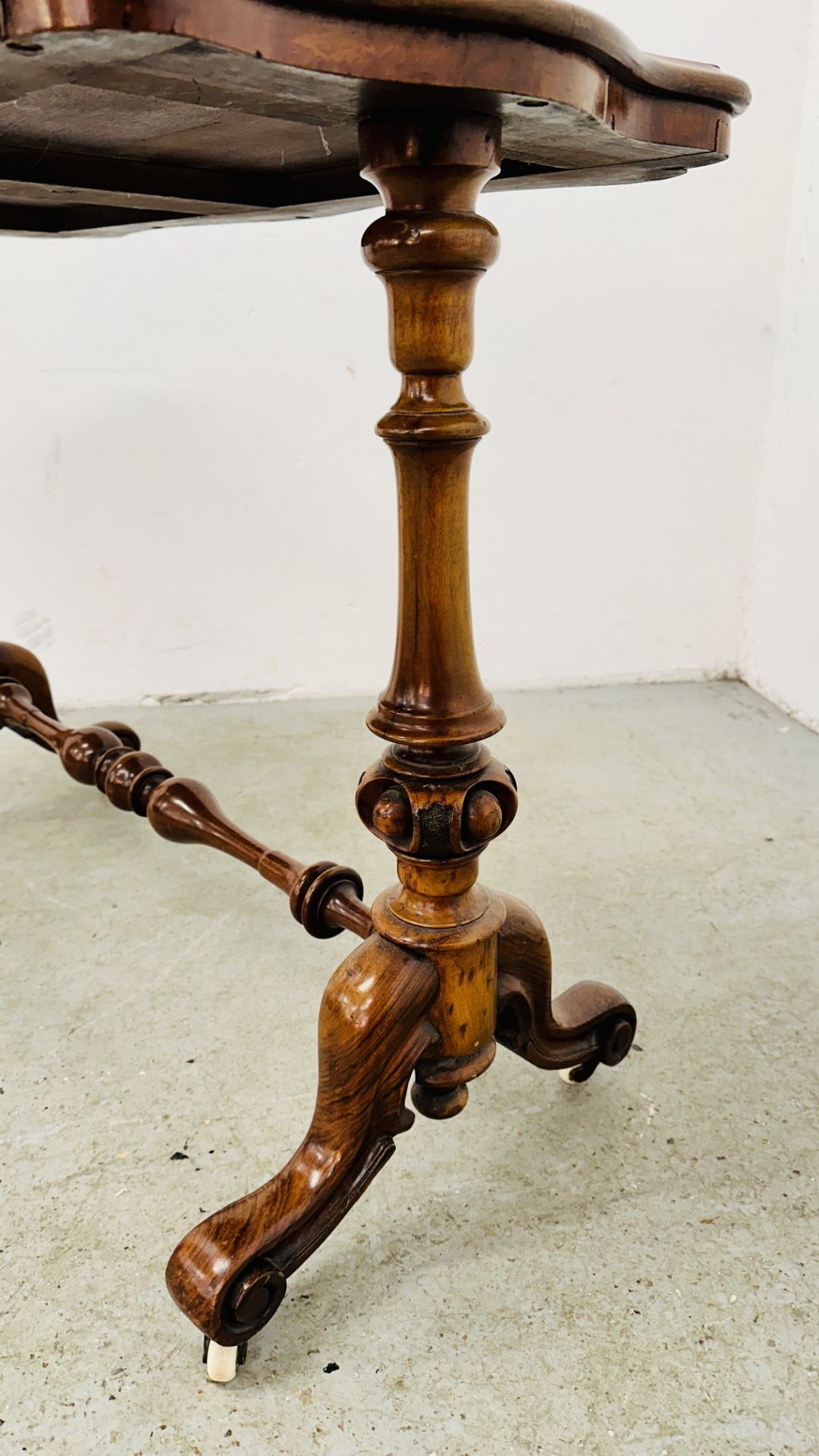 A VICTORIAN OCCASIONAL TABLE ON CASTERS W 96CM X D 50CM. - Image 7 of 12
