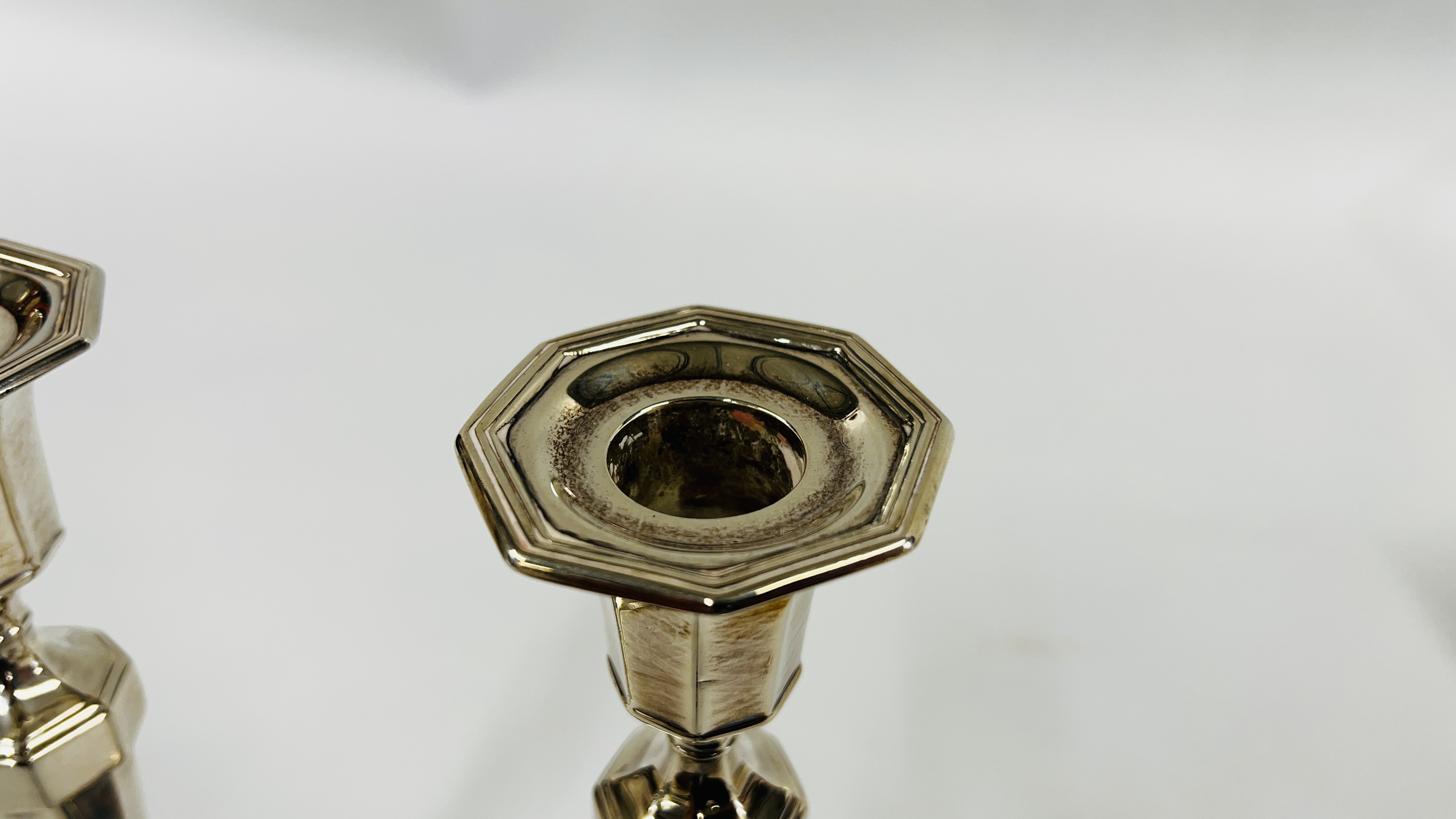 A PAIR OF ANTIQUE SILVER CANDLESTICKS SHEFFIELD ASSAY 1925 HE H 19.5CM. - Image 3 of 8