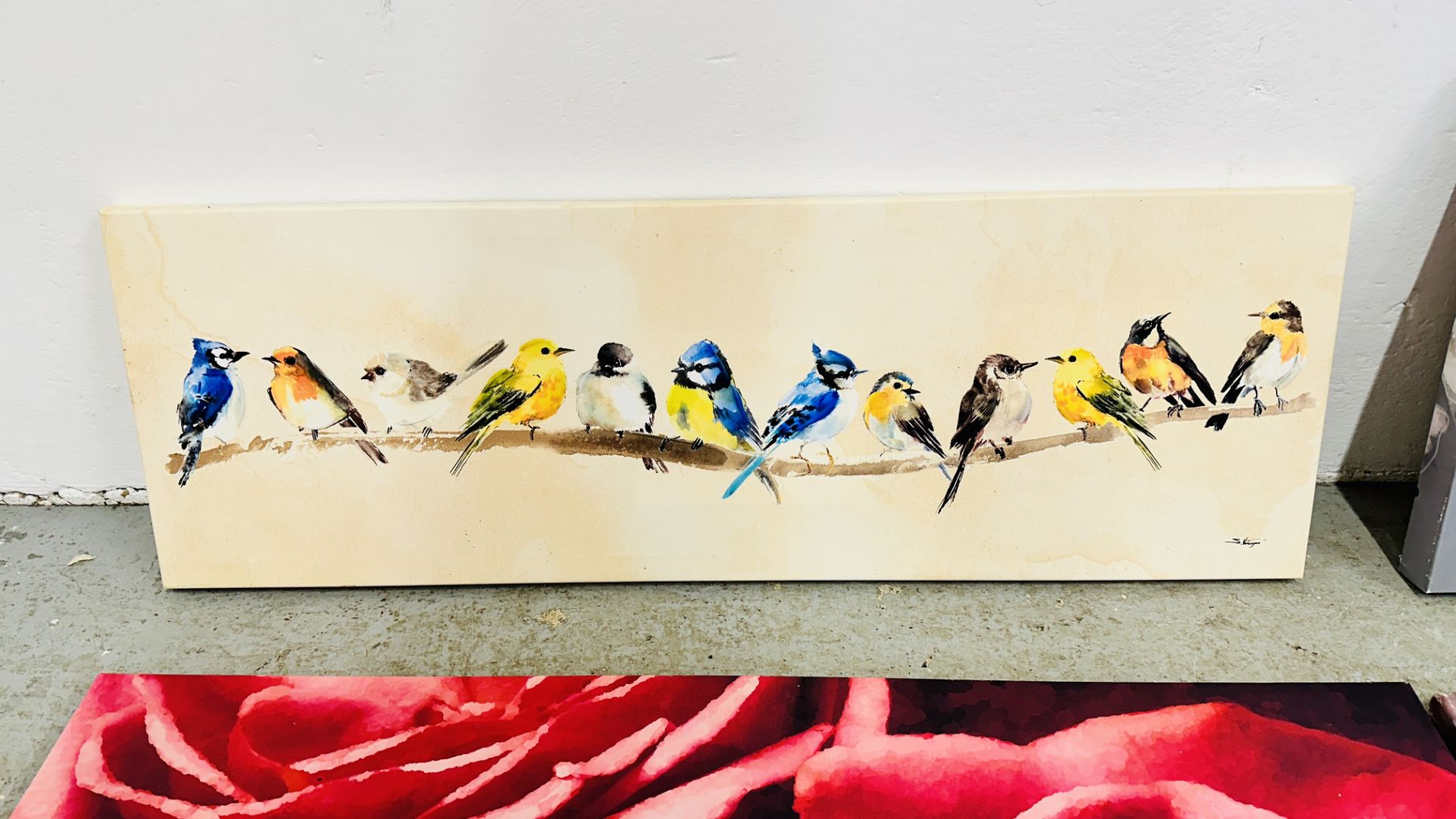 A GROUP OF 4 MODERN ART CANVAS PRINTS INCLUDING FLORAL AND BIRDS. - Bild 5 aus 5